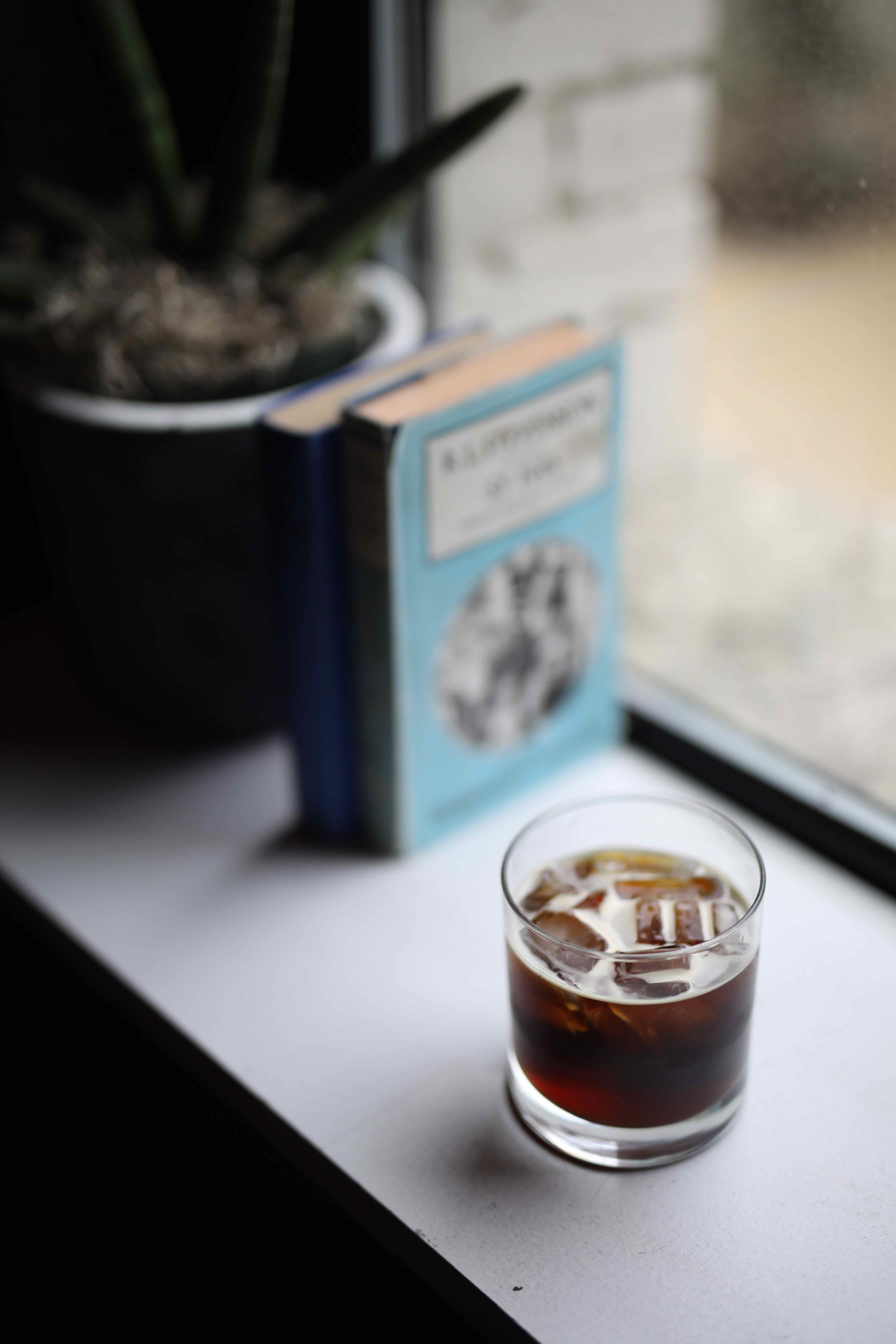 drinking, indoors, blur, drink, food and drink, coffee, no people, plant, cooker, coffee addict, coffee - drink, bokeh, freshness, cold brew, drinking glass, Phone HD Wallpaper