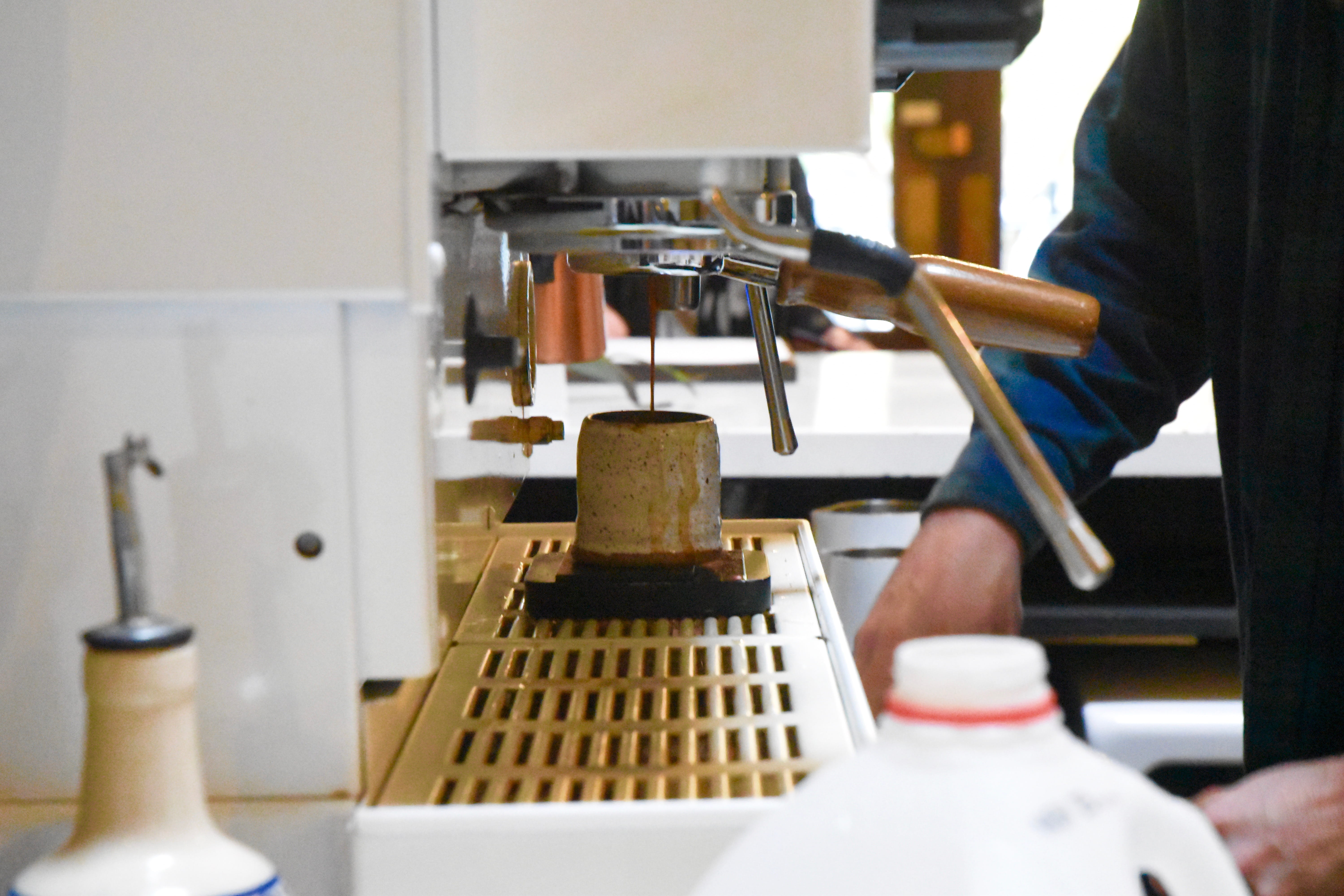 coffee shop, preparation, finger, business, machine, hand, coffee cup, person, manufacturing, close-up, restaurant, machinery, spoke, cafe, human, man, HD Wallpaper