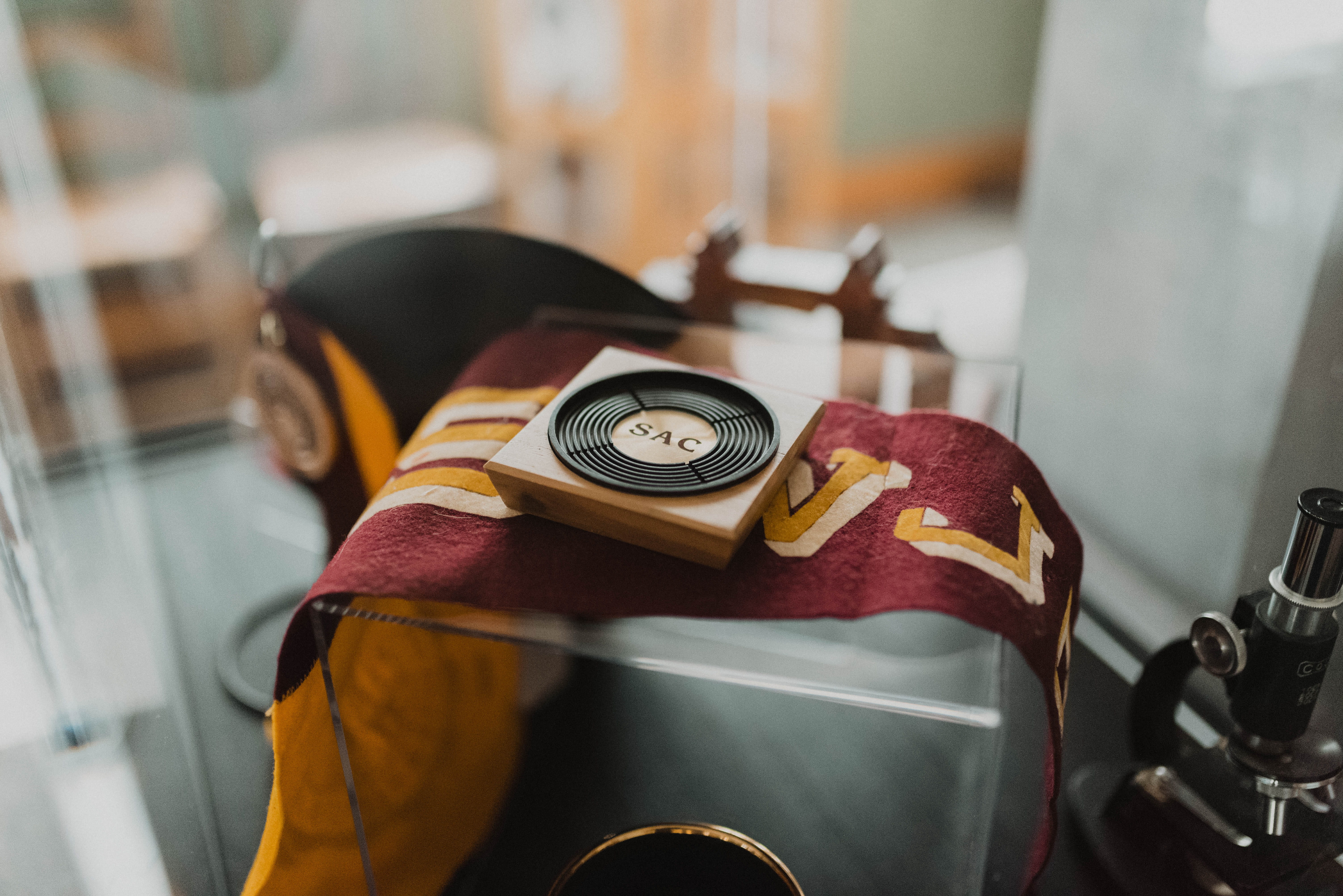machine, desk, high angle view, furniture, lens cap, camera, adult, wood, clock, telephone, day, place of work, indoors, close-up, analog clock, retail, HD Wallpaper