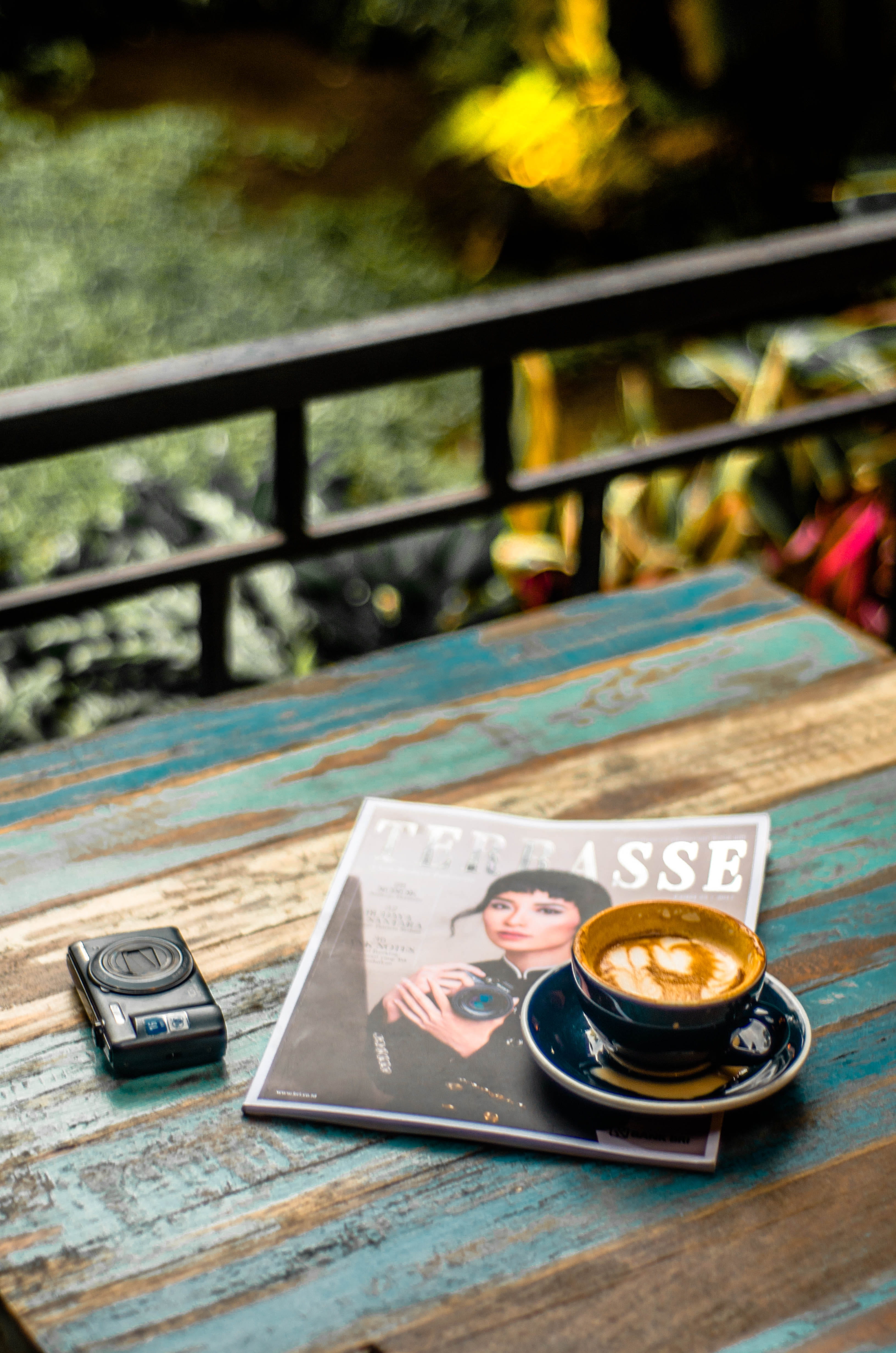 wood - material, majalah, coffee shop, no people, selective focus, day, food and drink, table, communication, kamera, text, bean, indonesia, cup, drink, Phone HD Wallpaper
