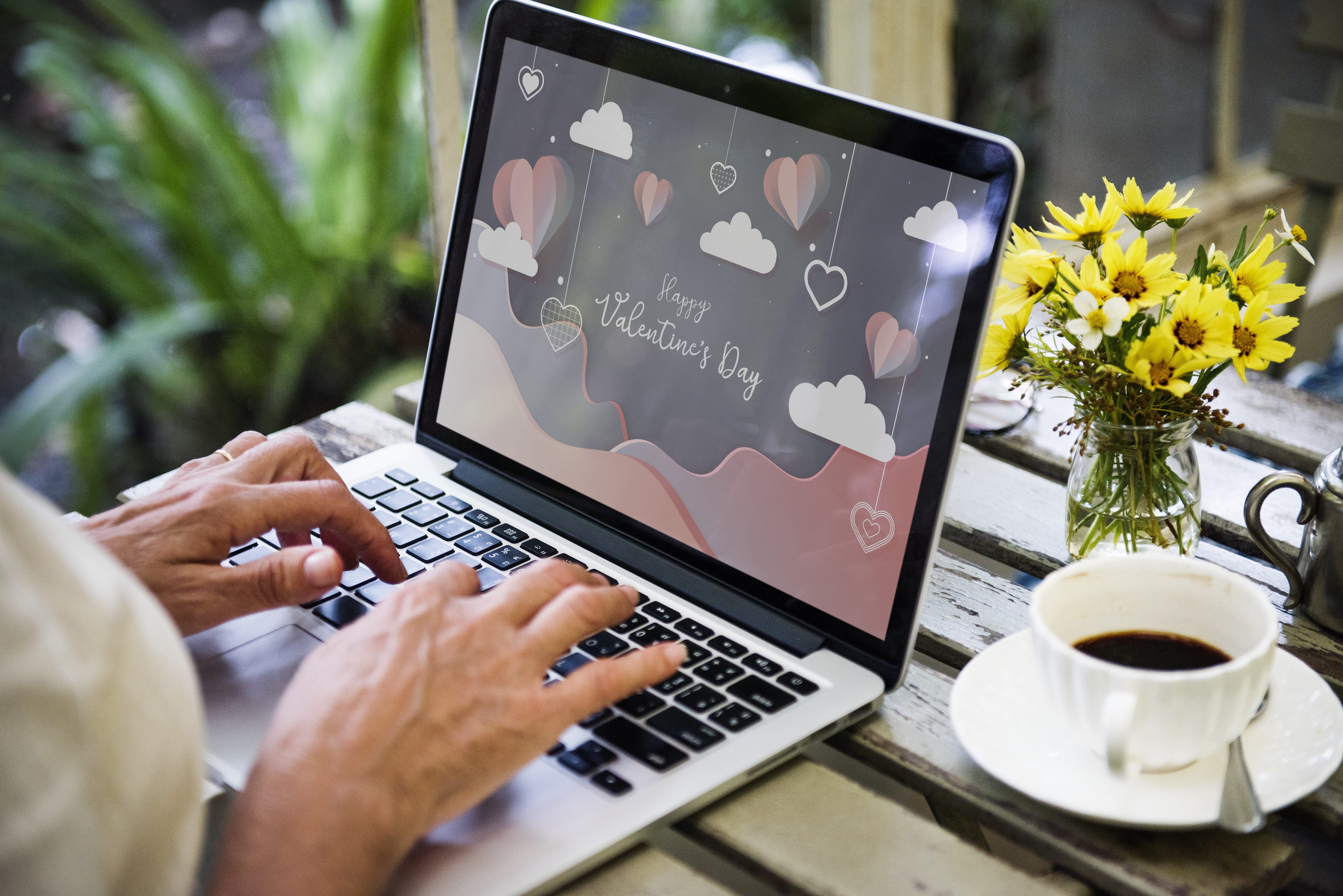 computer, table, screen, message, technology, greeting, flowers, communication, note, hands, relaxing, decorating, february, using laptop, coffee cup, laptop, HD Wallpaper