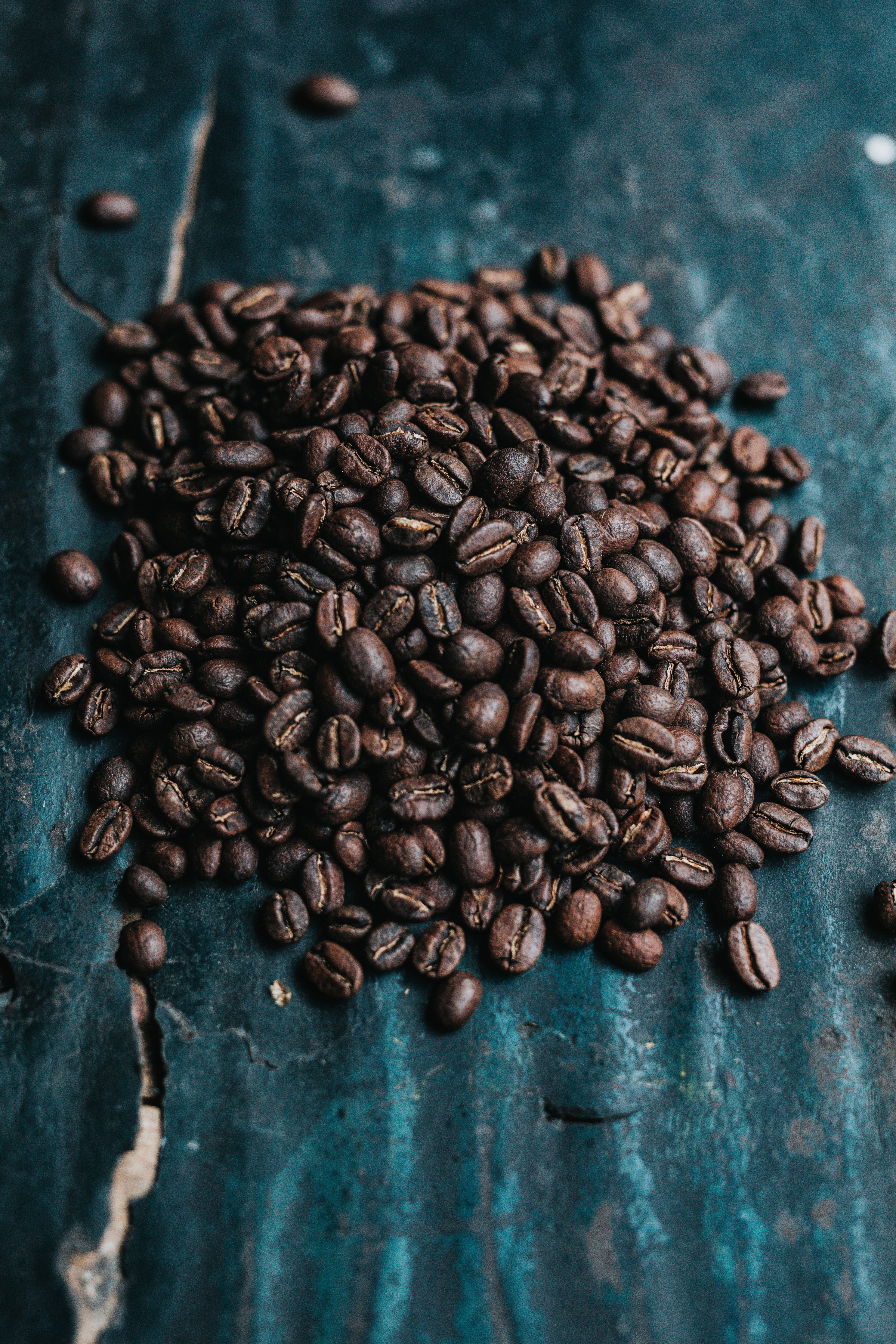 textured, abundance, food and drink, still life, seed, coffee - drink, beans, coffee lover, freshness, food, selective focus, photography, table, roasted, Phone HD Wallpaper