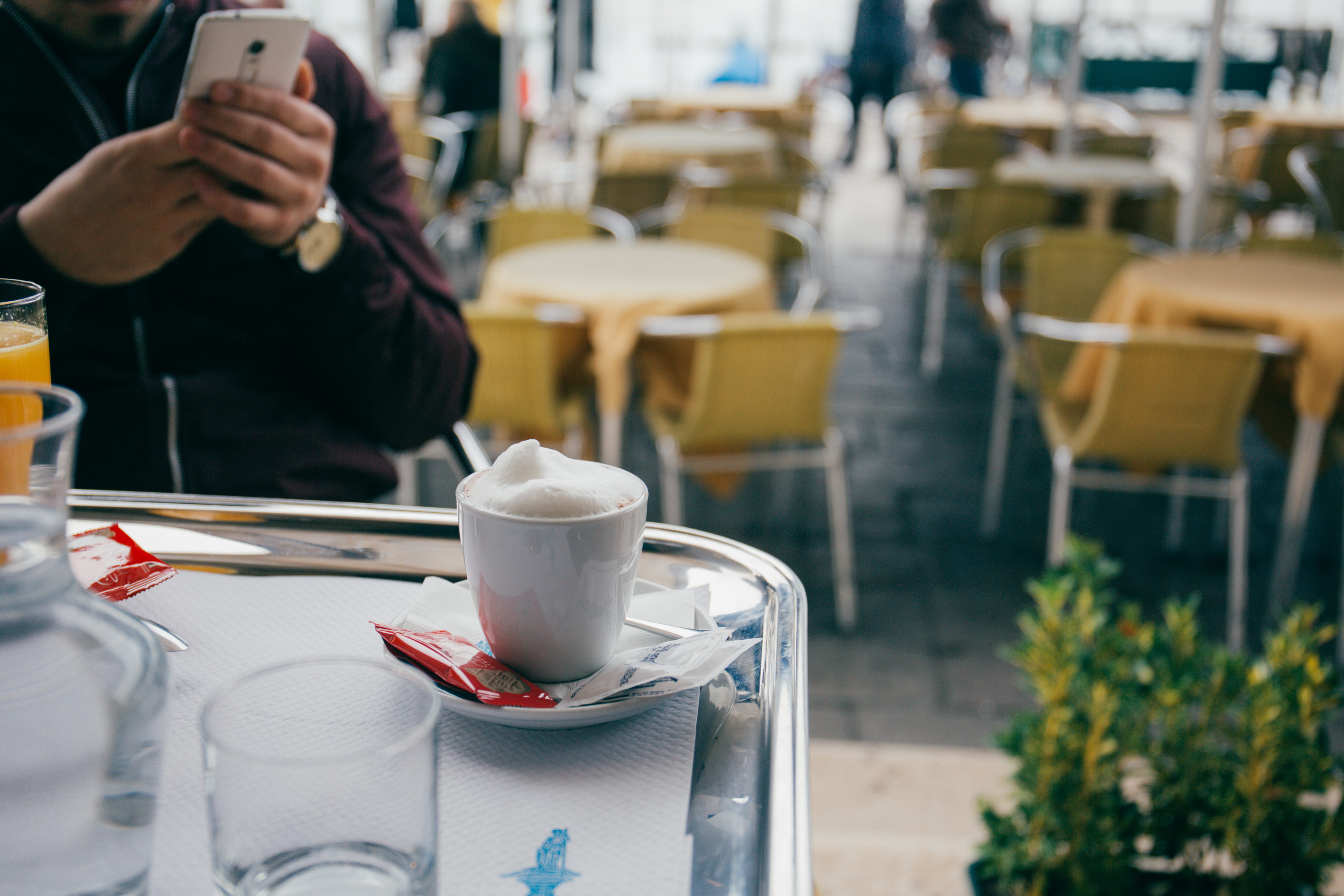 table, coffee, coffee - drink, venice, holding, coffee cup, human hand, food and drink, real people, hand, focus on foreground, cappuccino, guy, seat, espresso, HD Wallpaper