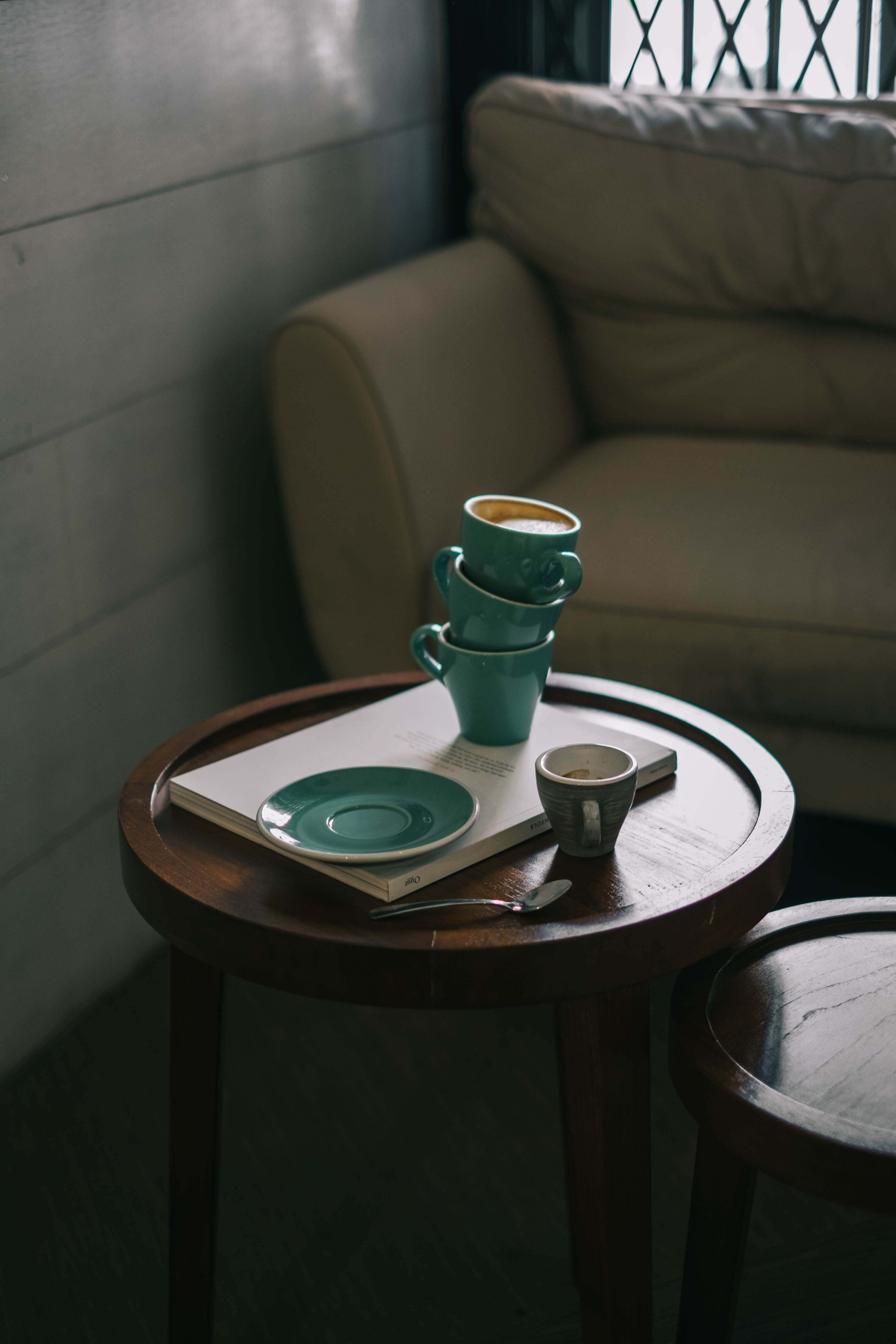 design, wood - Material, cup, interior, 4K, resto, coffee table, latte art, ceramic, luxury, chair, kinfolk, decor, no People, espresso, leather couch, Phone HD Wallpaper