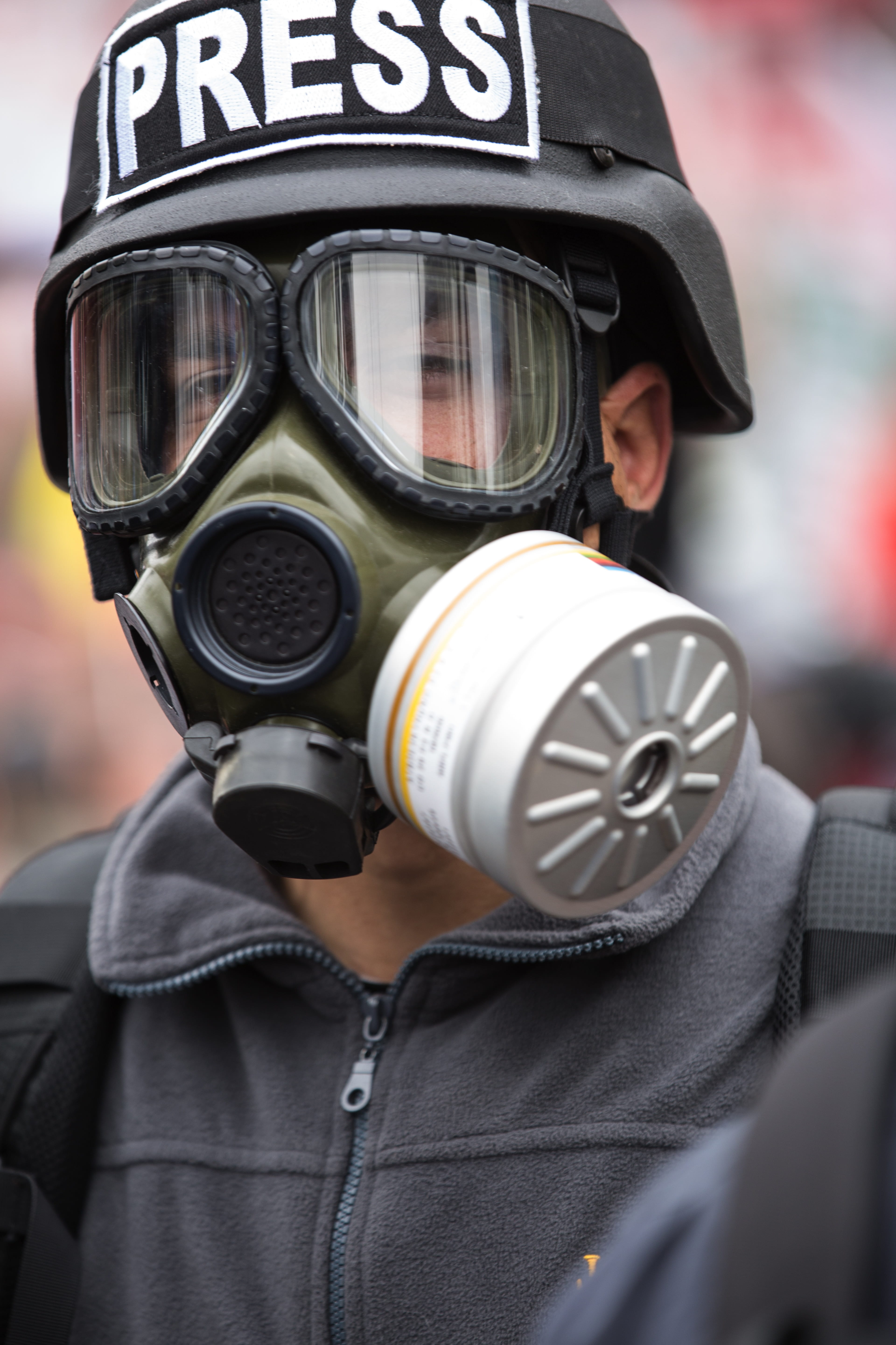 security, danger, men, exposure, protective workwear, aggression, attack, crash helmet, headshot, occupation, helmets, gas mask, headwear, human, journalist, Phone HD Wallpaper