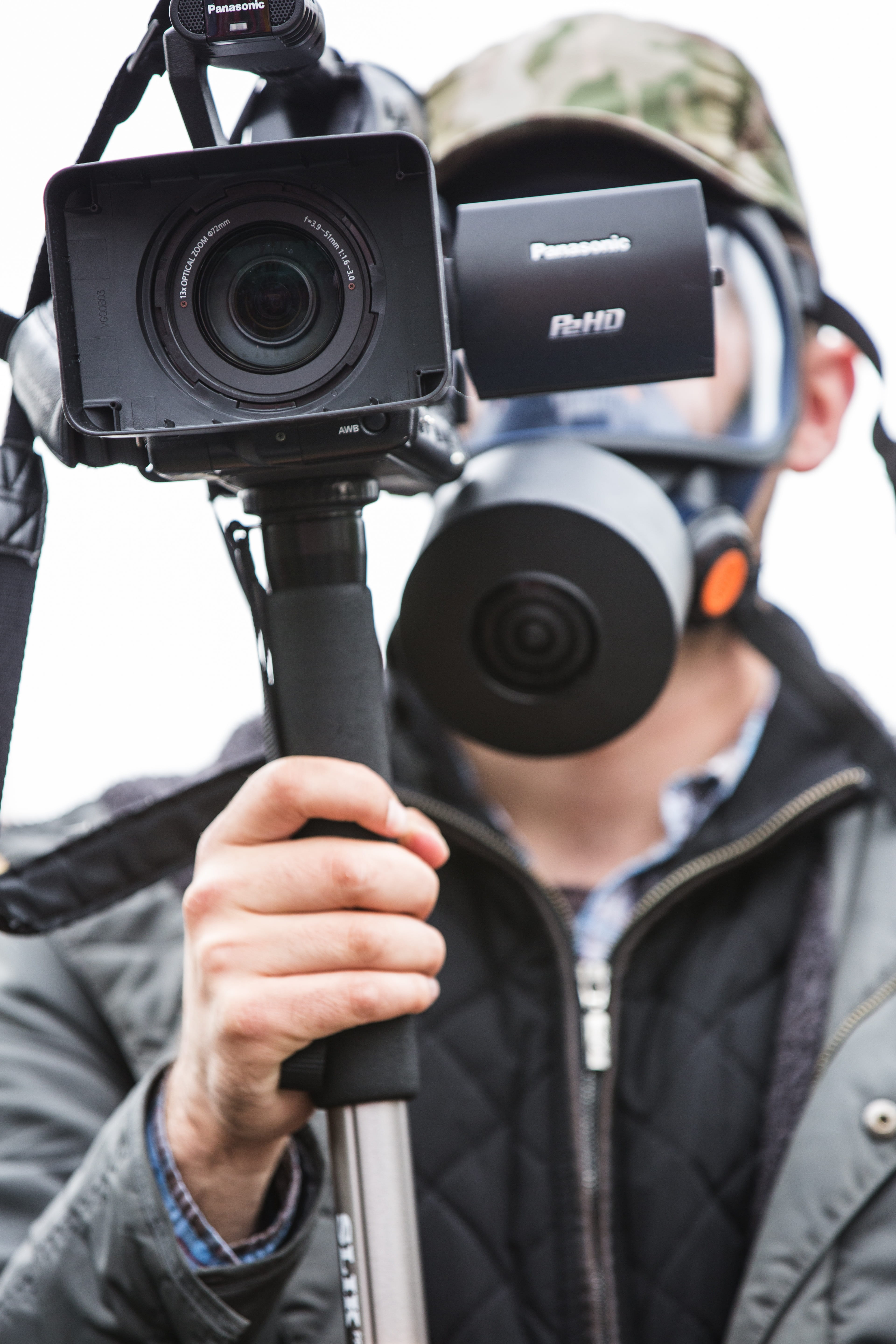 men, attack, photographing, real people, leisure activity, gas mask, unrecognizable person, obscured face, war, photography, digital camera, reporter, activity, Phone HD Wallpaper