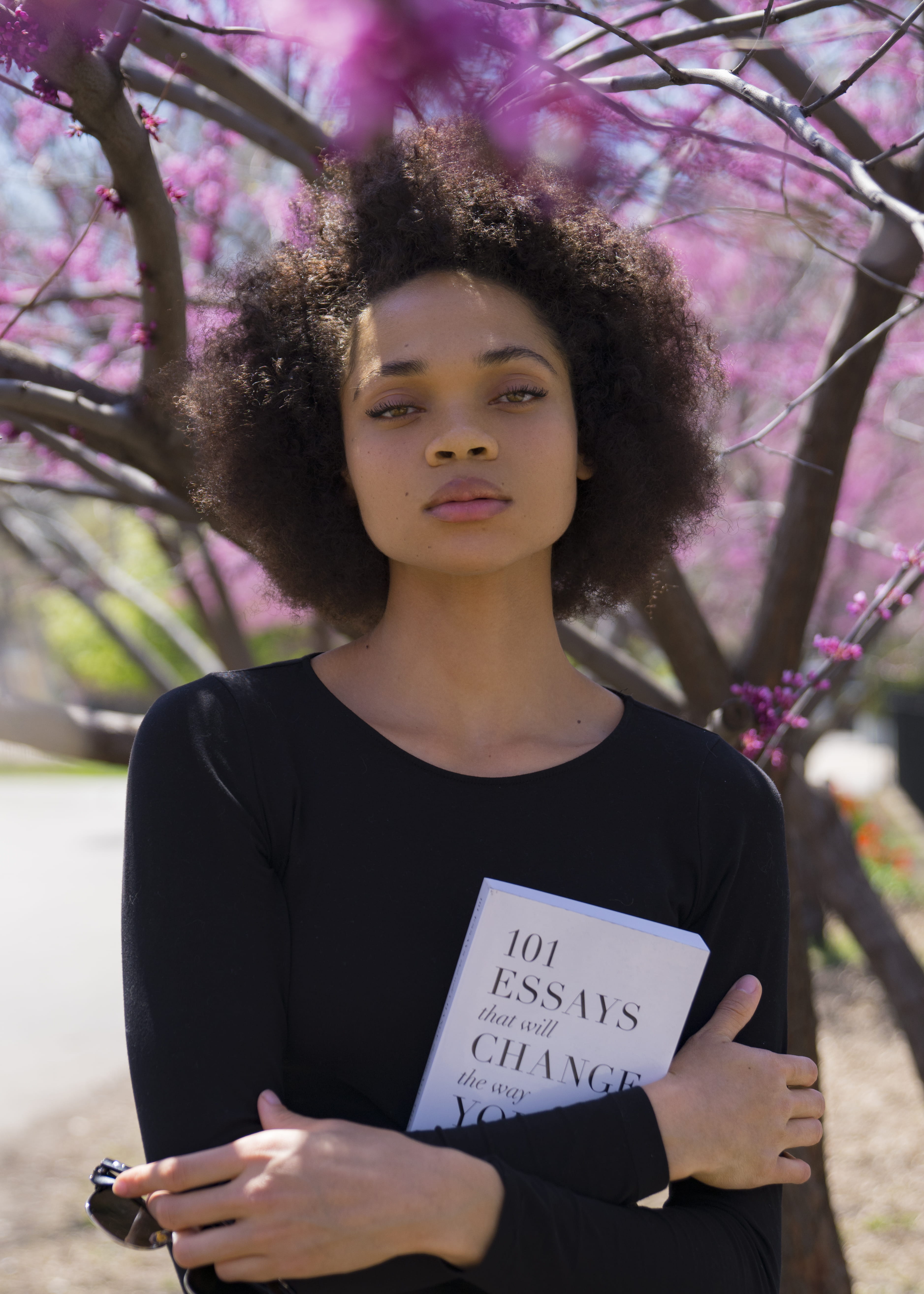 5K, focus on foreground, business, beautiful woman, african american, waist up, real people, person, afro hairstyle, summer, intellected woman, one person, Phone HD Wallpaper