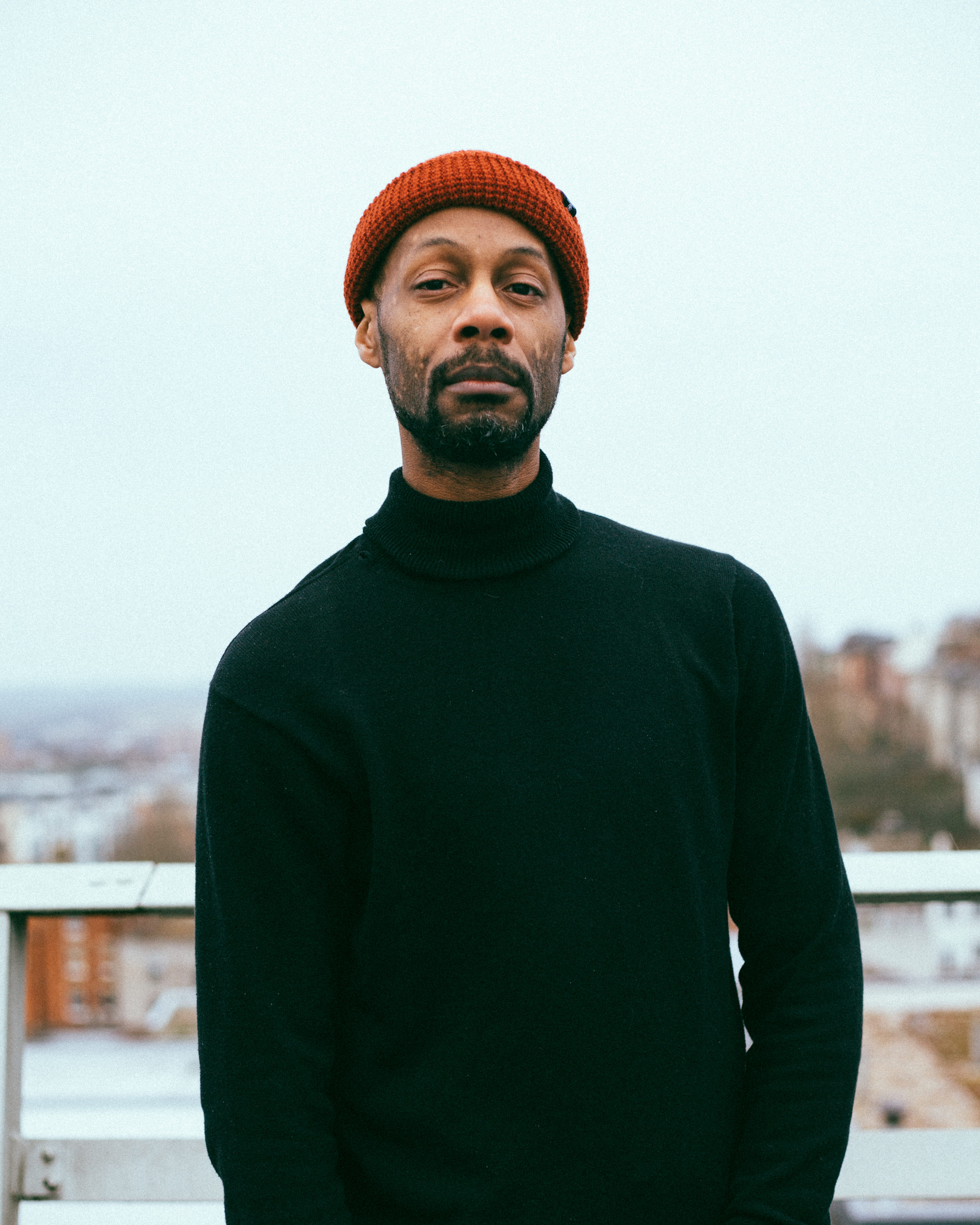 focus on foreground, modern wear, hat, african american, waist up, knitted, turtle neck, young men, lifestyles, black, warm clothing, architecture, knit, Phone HD Wallpaper