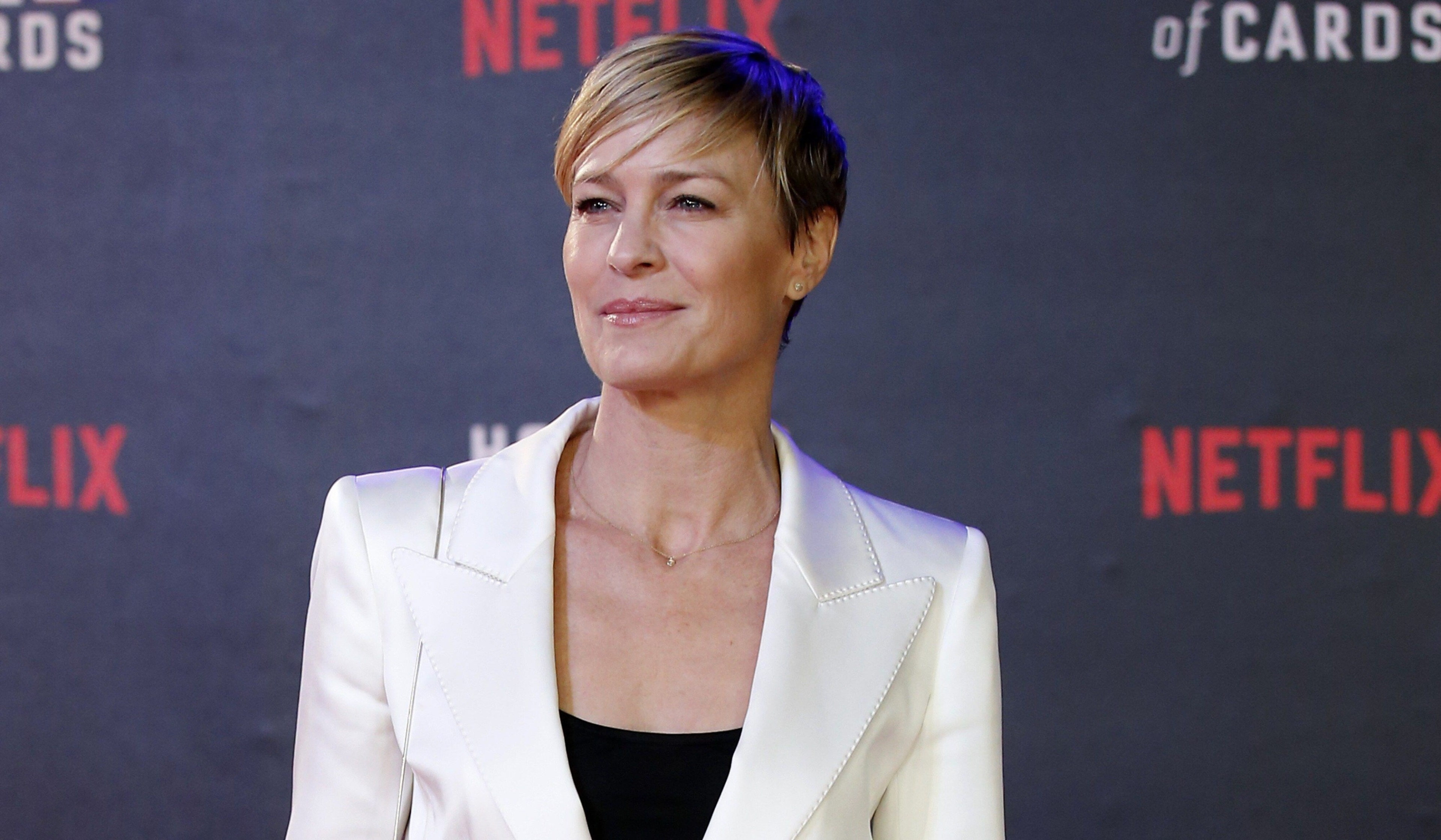 business person, mature adult, standing, smiling, headshot, robin wright 4k hd computer  widescreen, business, brown hair, portrait, one person, blackboard, HD Wallpaper