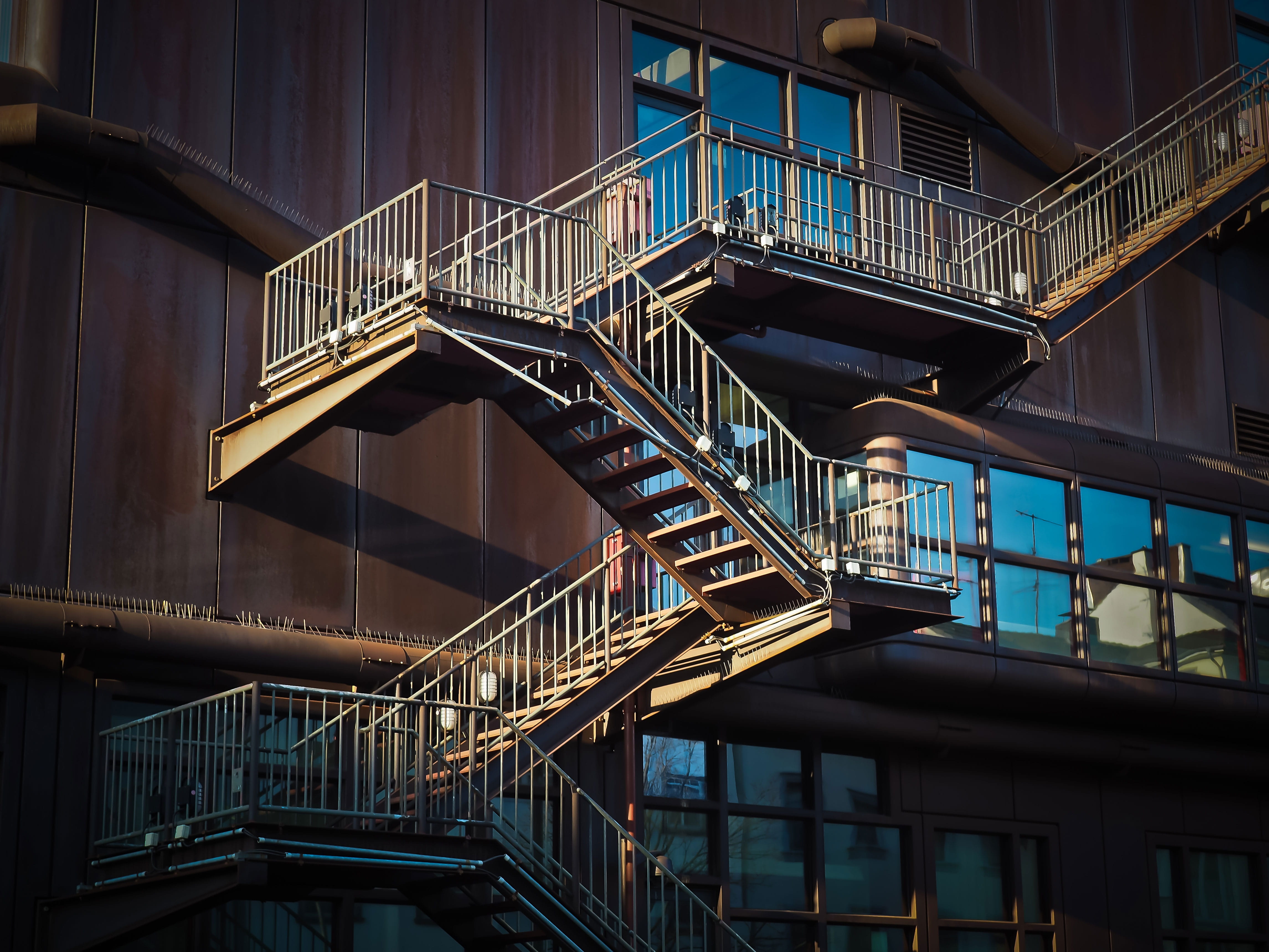 gradually, outdoors, connection, apartment, accidents and disasters, city, building exterior, steps and staircases, steel structure, metal, facade, spiral, HD Wallpaper
