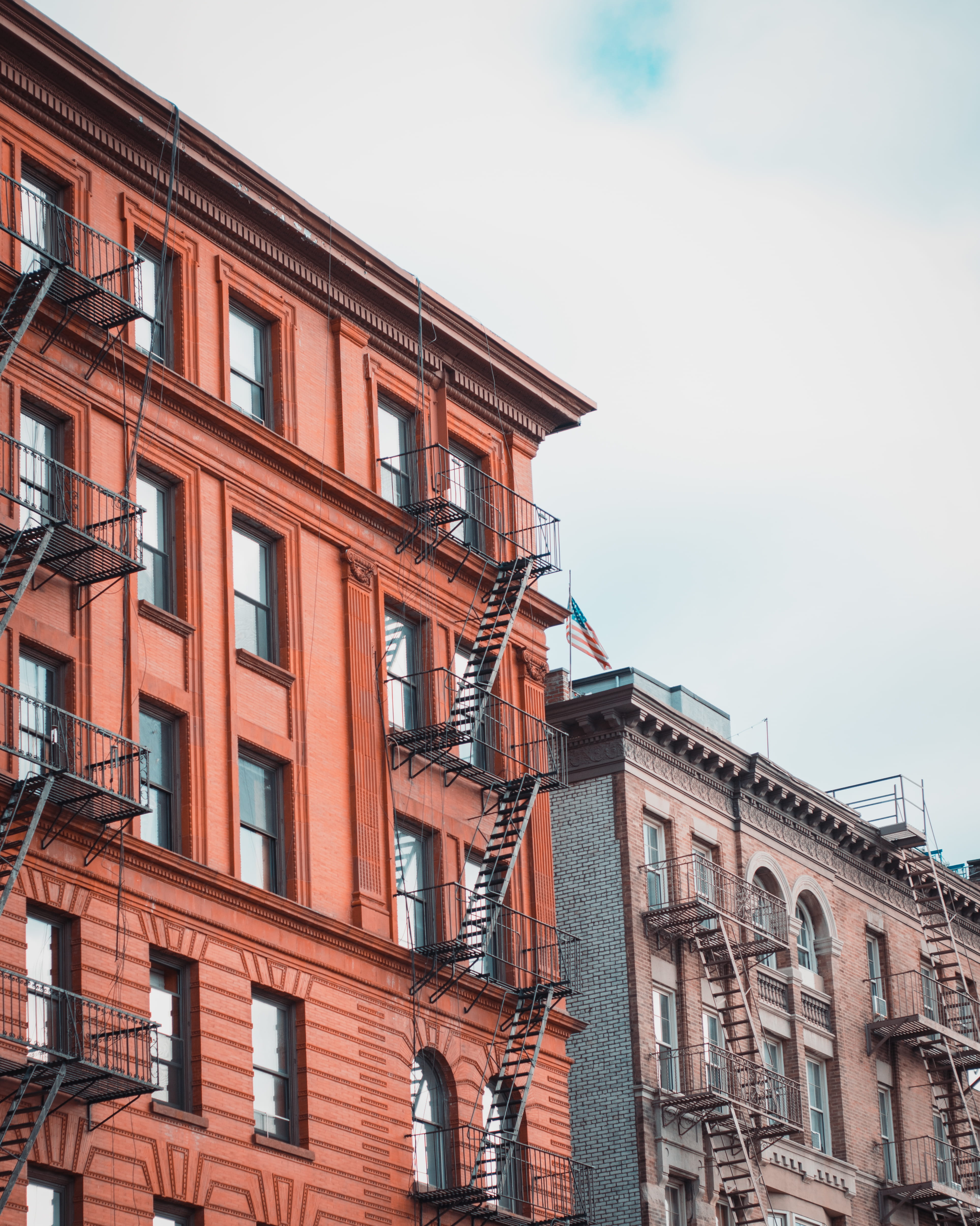 building exterior, staircase, clear sky, built structure, history, nature, new york city, architecture, window, nyc, fire escape, 4K, residential district, Phone HD Wallpaper