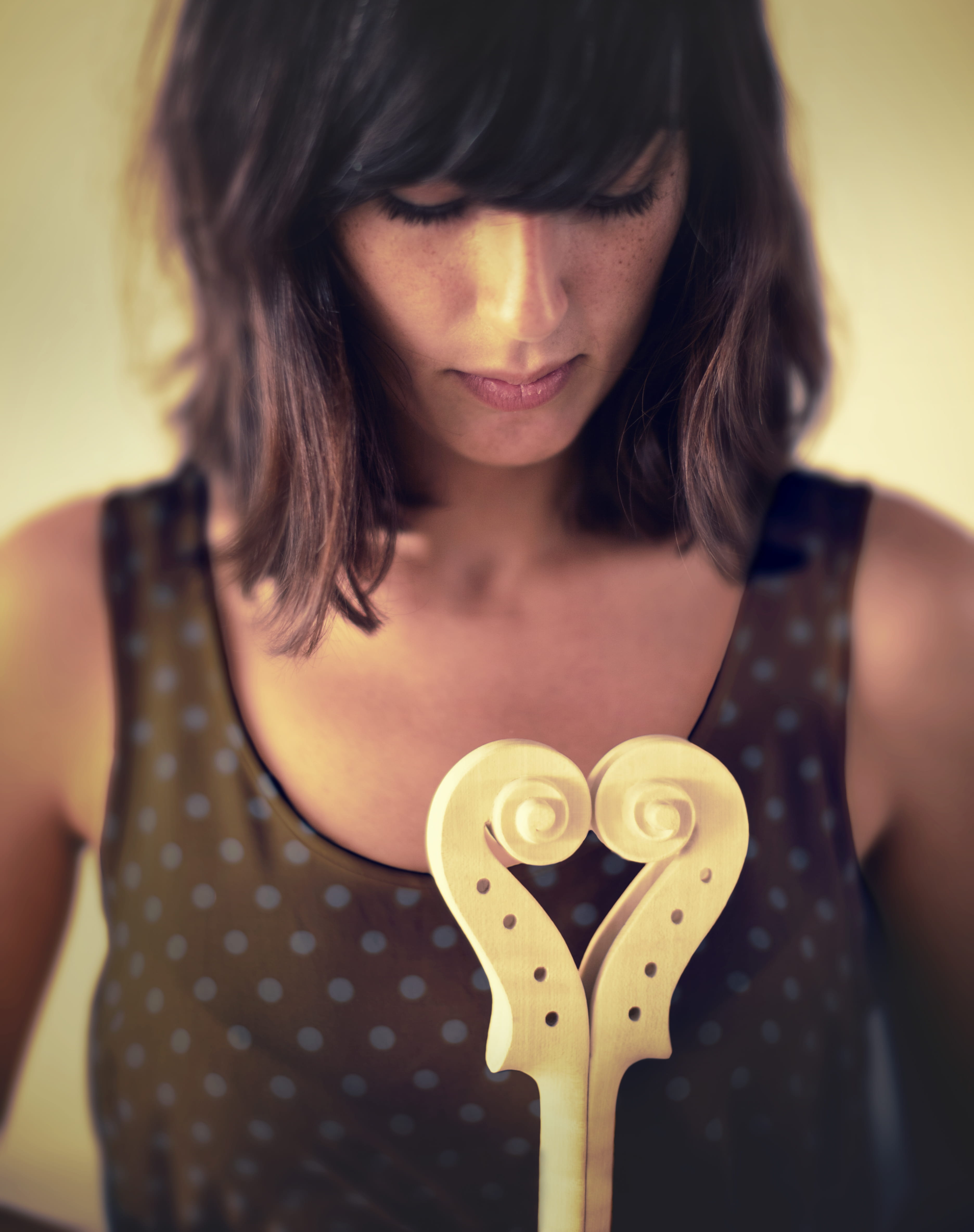 4K, adult, wood, head, pattern, beat, luthier, girl, violin, young adult, fashion, close-up, music, hair, barcelona, portrait, looking, romace, real people, Phone HD Wallpaper