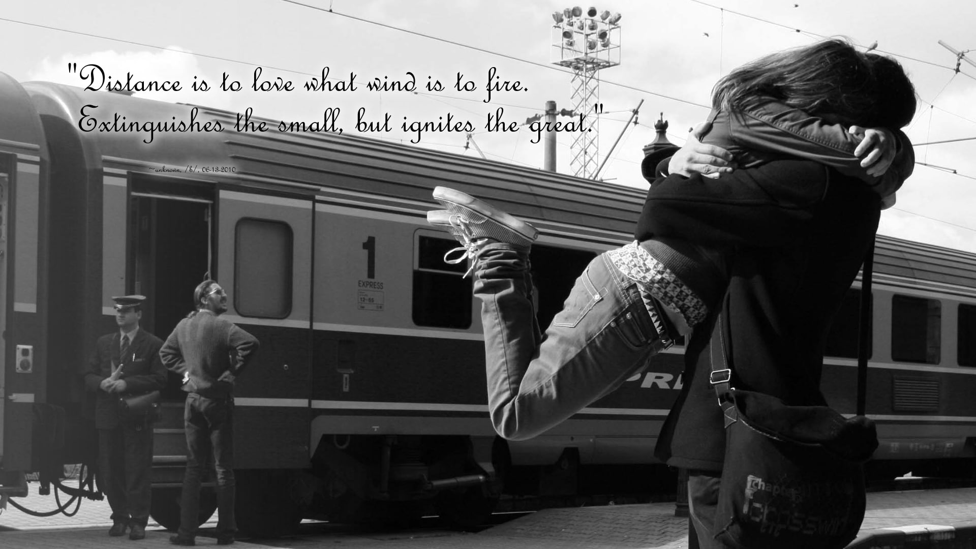 station, grayscale, bw, hugging, man, love/hate, woman, train, photo, 1080P, hd, HD Wallpaper