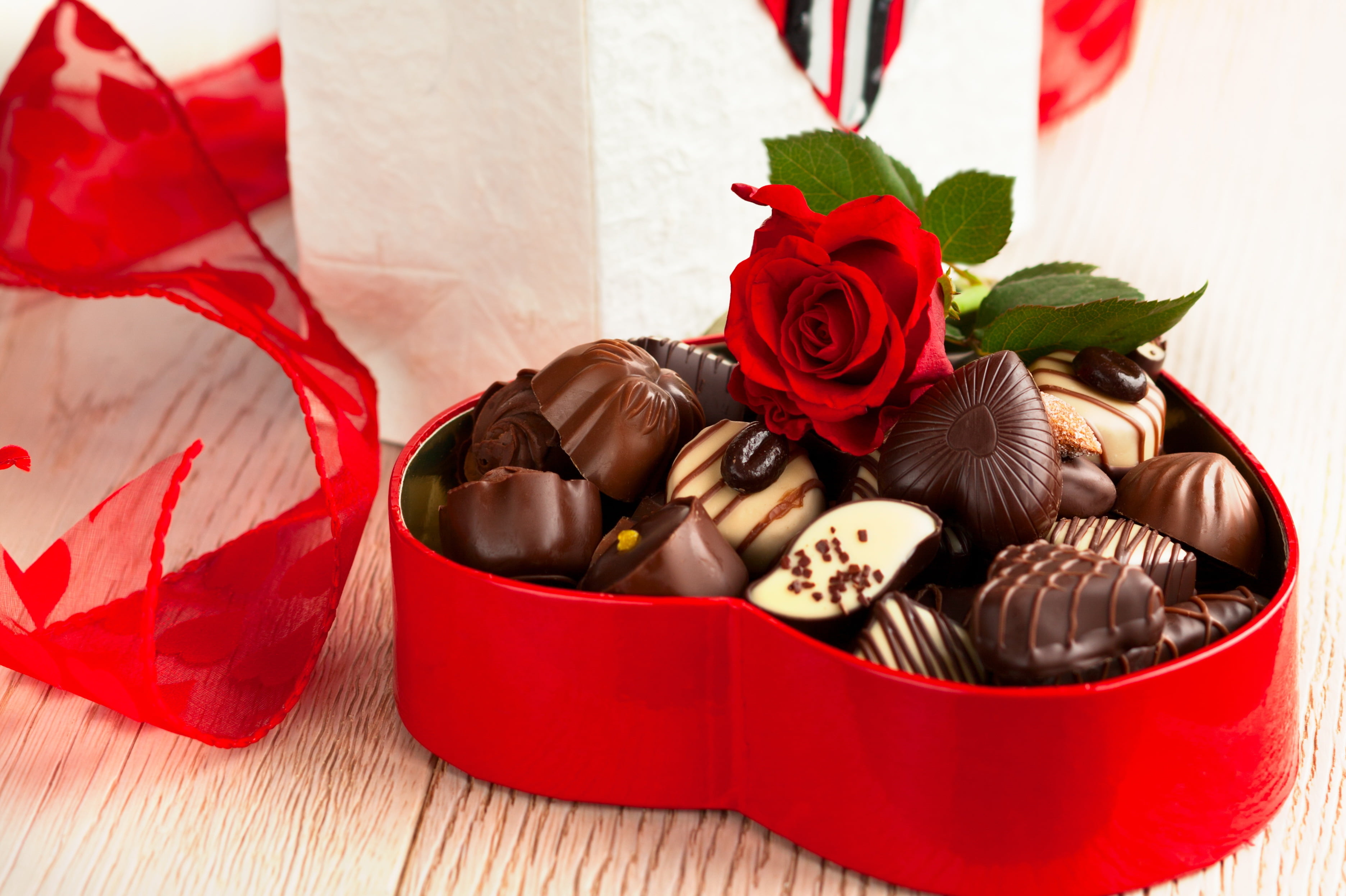 rose, 2K, red, table, food and drink, romance, beauty in nature, flowering plant, symbol, cultures, heart, still life, chocolate, rose - flower, love, HD Wallpaper