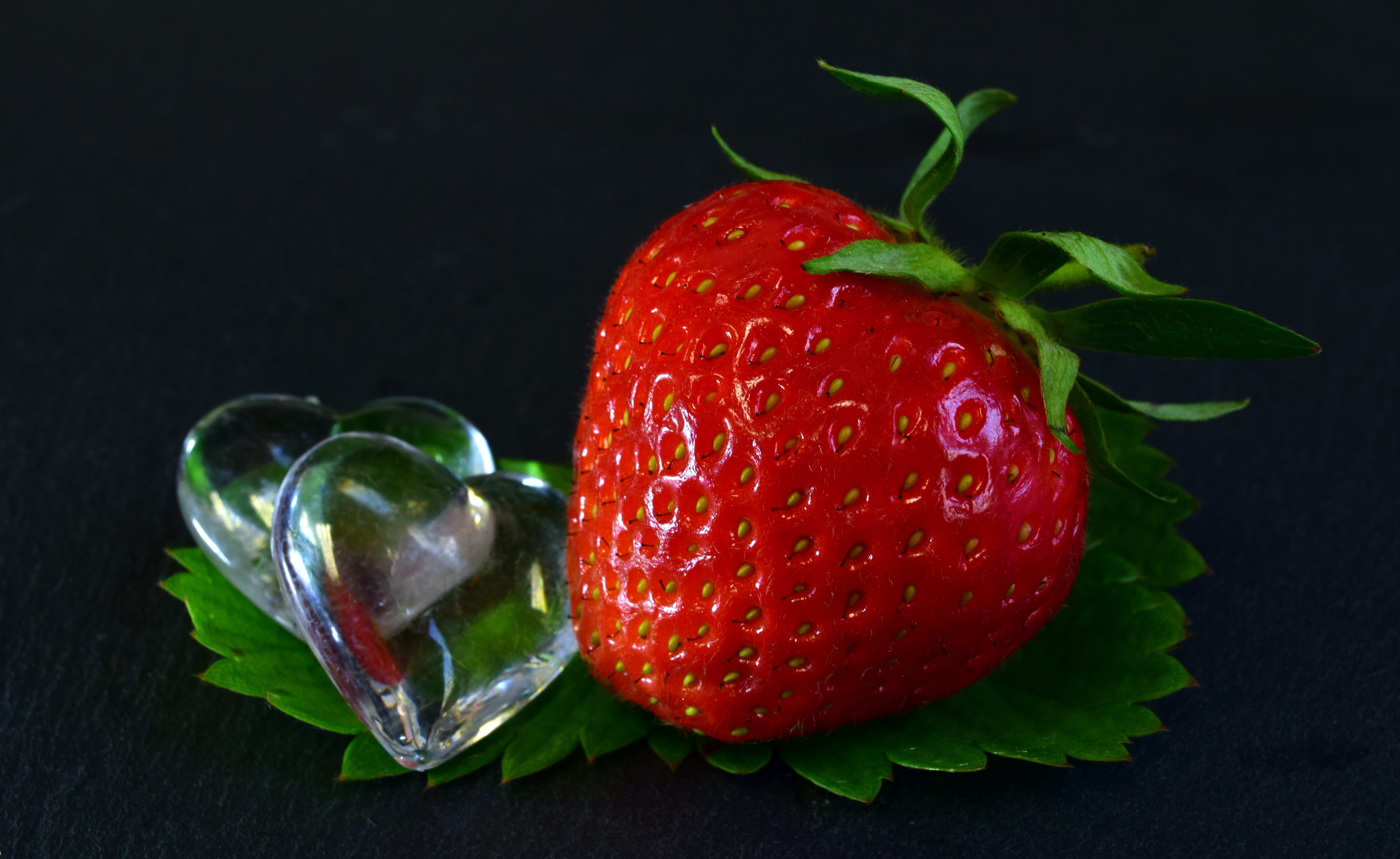 food and drink, still life, leaf, fruit, red, group of objects, sweet, healthy, strawberries, freshness, studio shot, summer, berry fruit, heart, juicy, HD Wallpaper