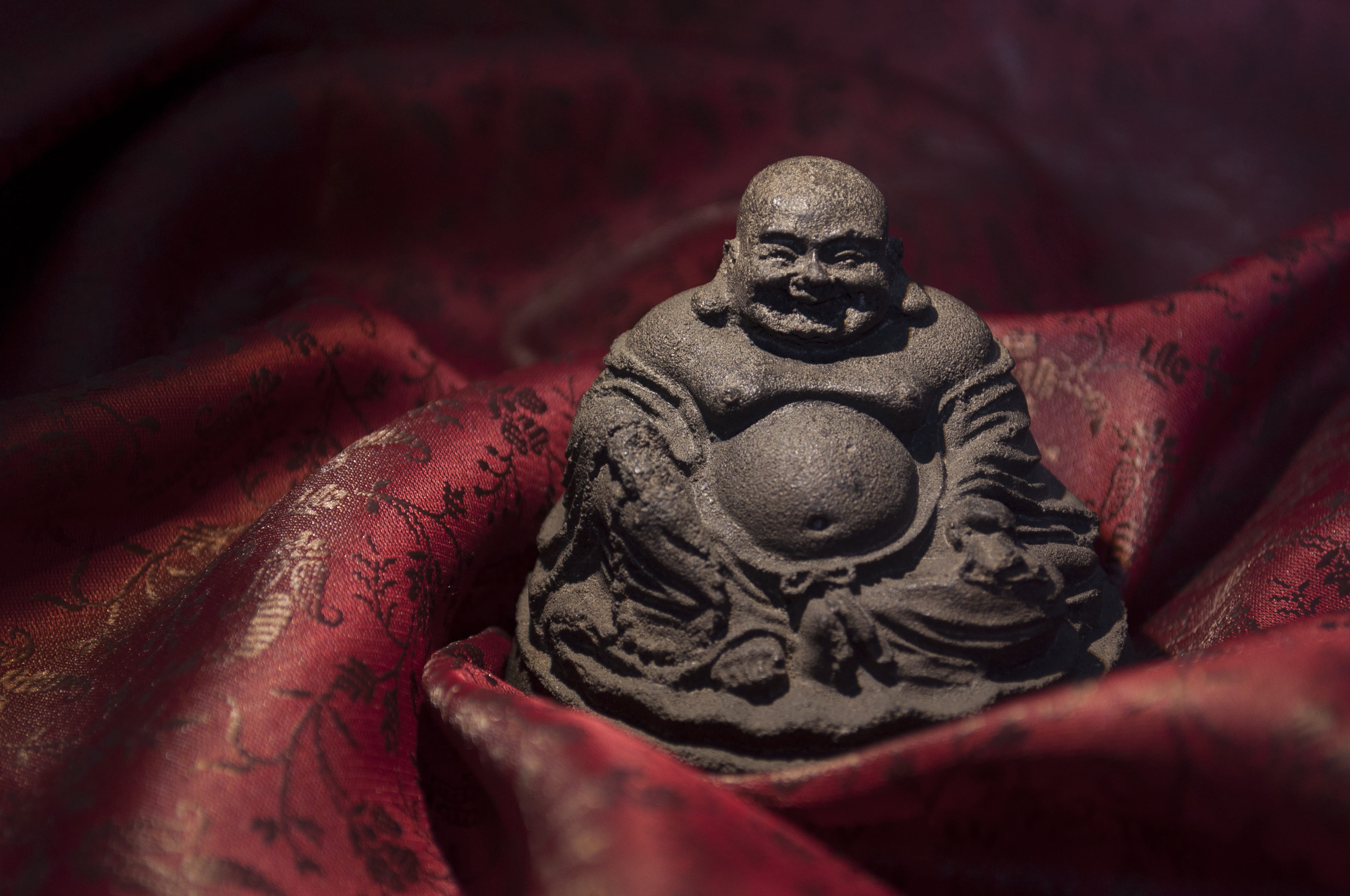 buddha, spirituality, craft, 4K, estatua, buda, idol, human representation, religião, ornate, sculpture, red, statuette, indoors, no people, praying, statue, HD Wallpaper