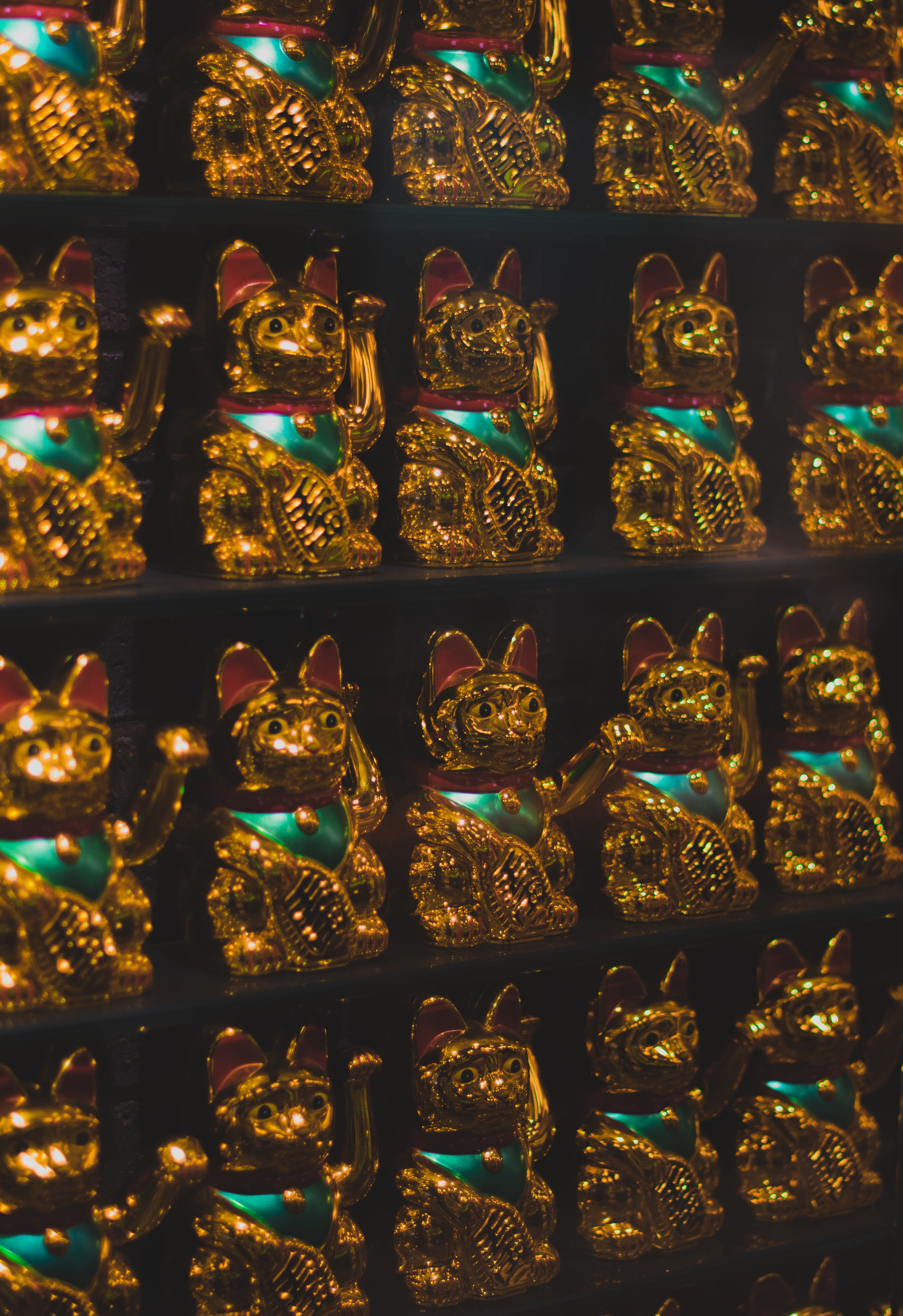 close-up, indoors, 5K, no people, in a row, shelf, statuette, order, large group of objects, repetition, food and drink, gold colored, full frame, illuminated, Phone HD Wallpaper