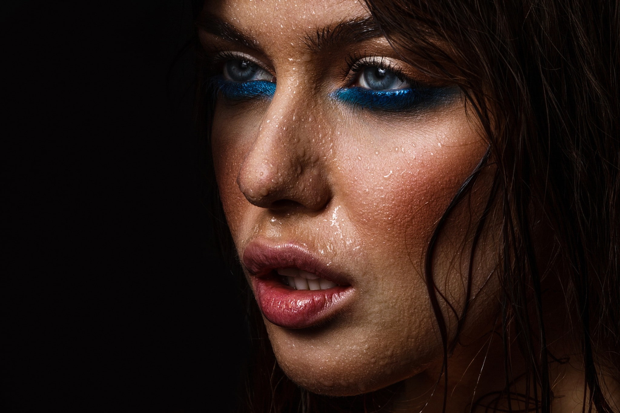 looking away, water drops, women, closeup, blue eyes, black background, Sarp Abdullah Gültemiz, 1080P, open mouth, face, makeup, HD Wallpaper