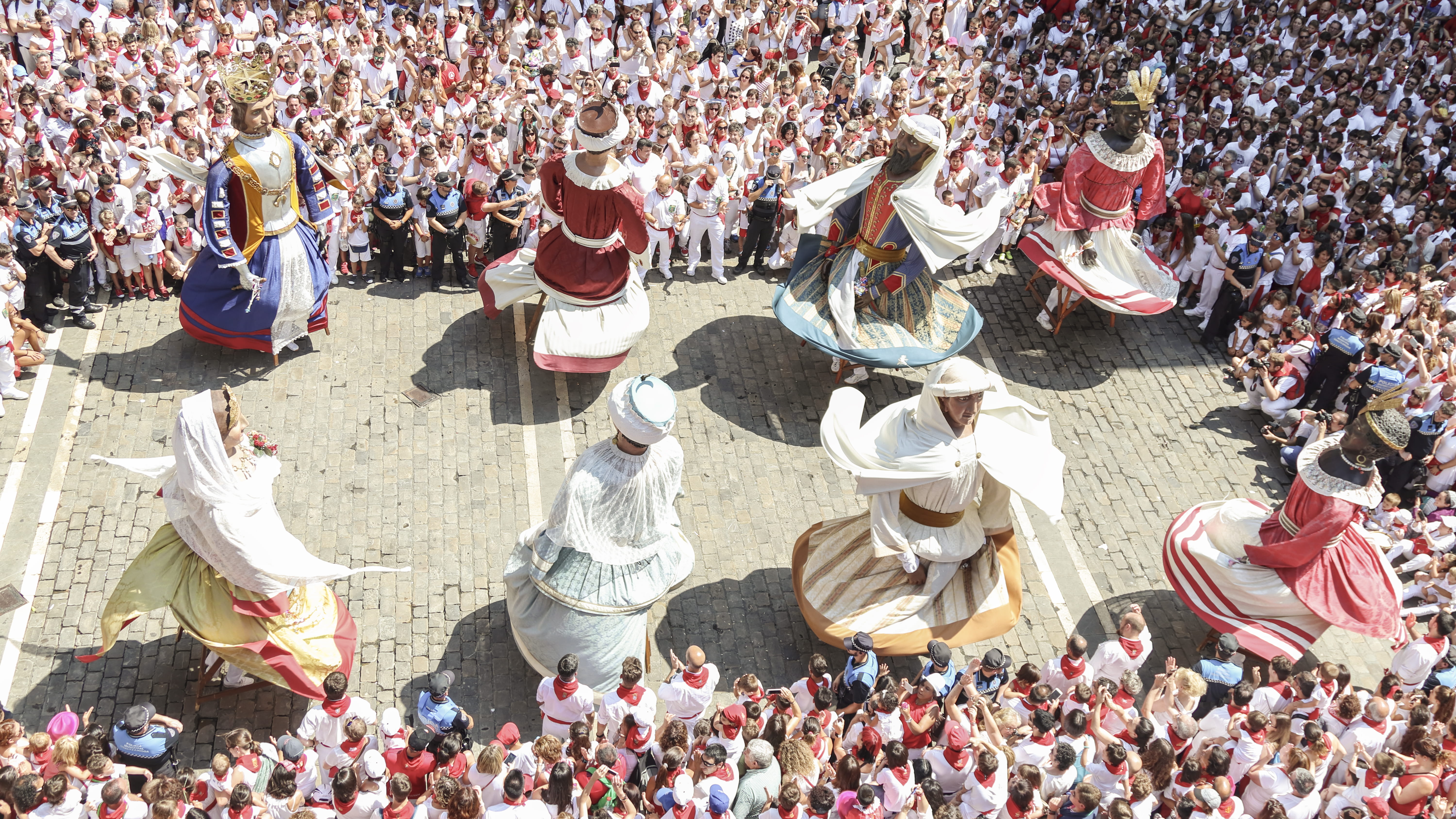 pamplona, spectator, culture, spain, festival, group of people, celebration, excitement, costume, men, market, doll, event, square, dance, audience, 5K, HD Wallpaper