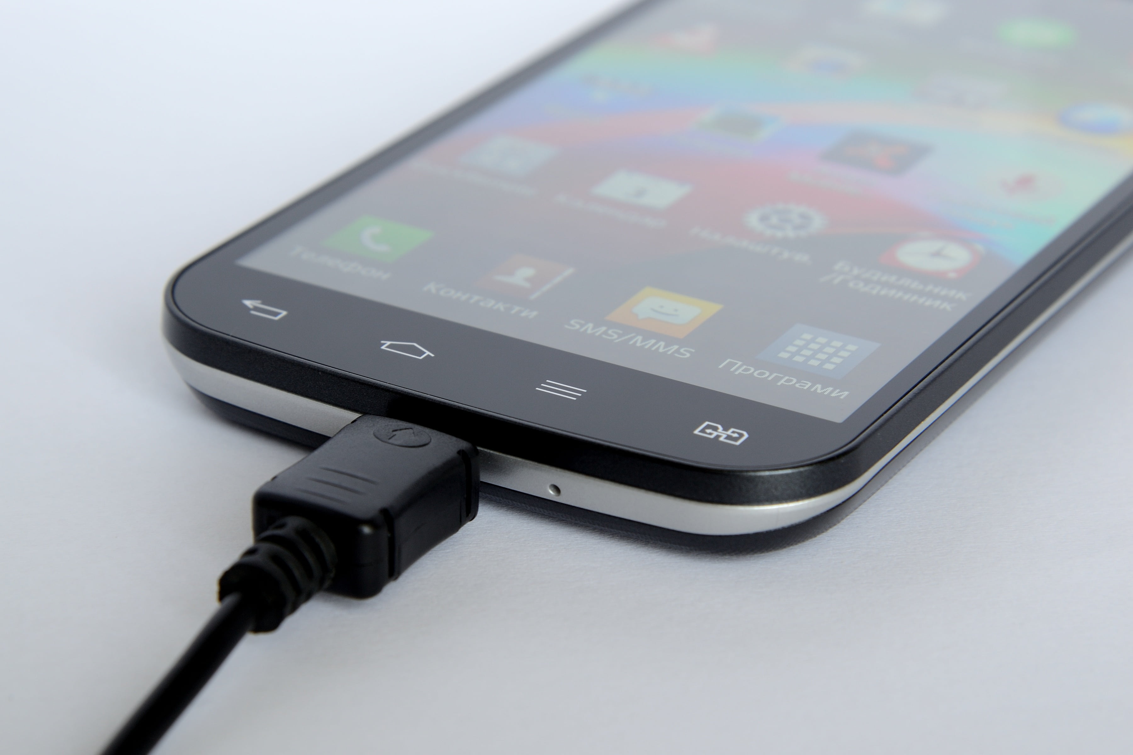 smartphone, electrical equipment, link, close-up, global communications, text, cellular telephone, studio shot, charging, touch, screen, phone, no people, HD Wallpaper
