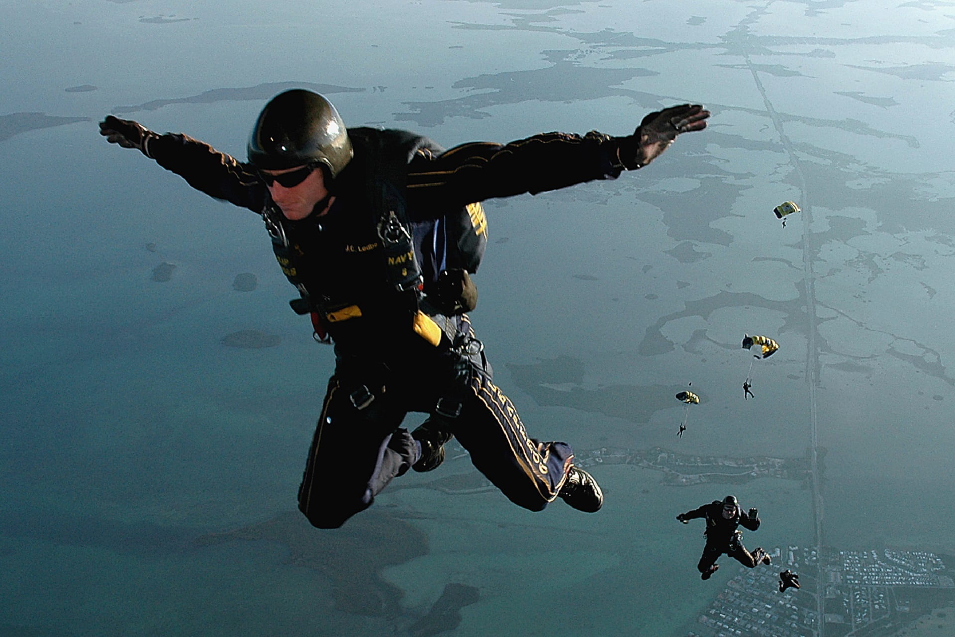 parachuting, men, seals, adventure, underwater, falling, high, swimming, mid-air, full length, sea, unrecognizable person, leap frogs, water, scuba diving, HD Wallpaper