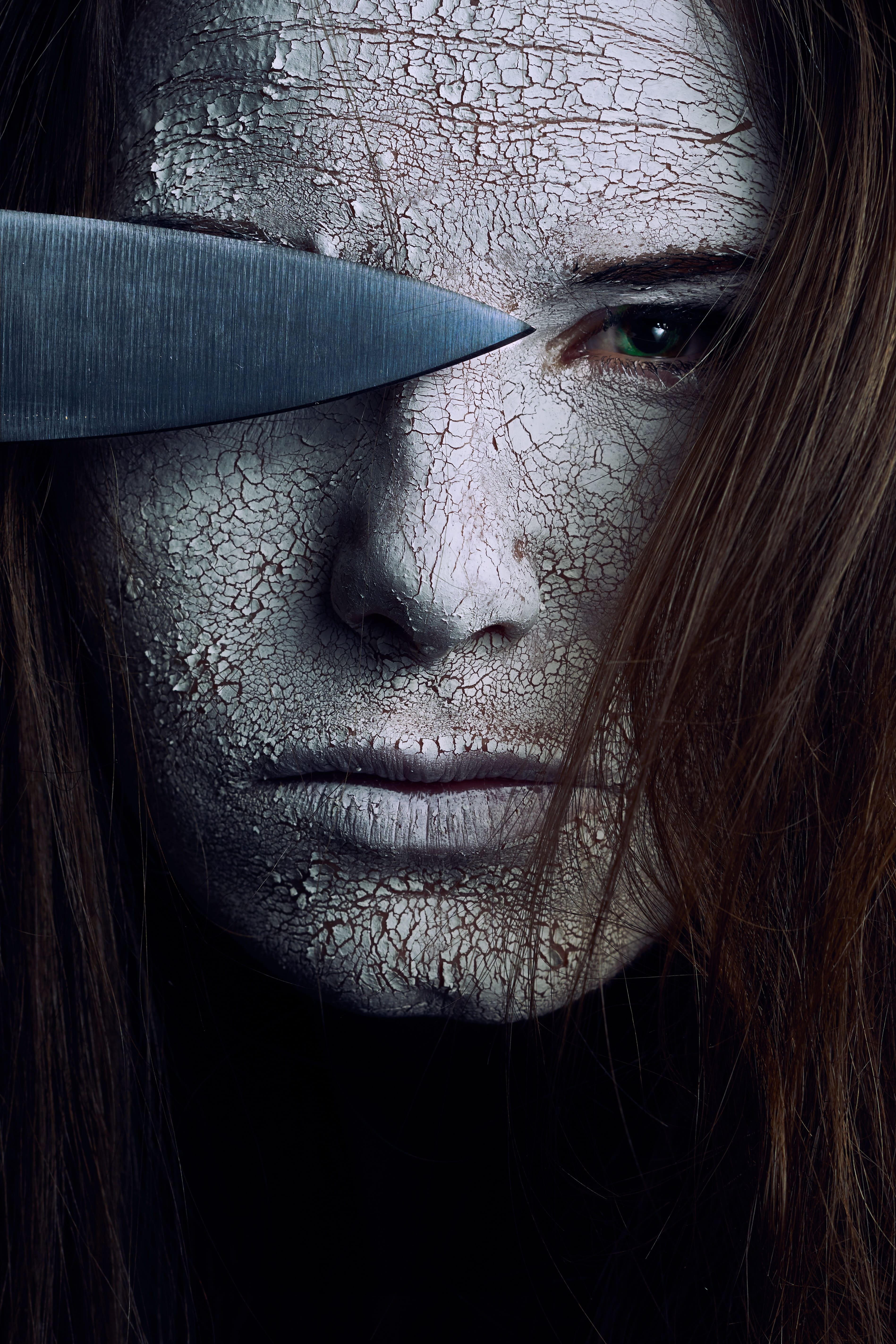 looking at camera, portrait, green, knife, hairstyle, fear, real people, horror, dark, intensive, woman, one person, creepy, texture, human body part, pale, Phone HD Wallpaper