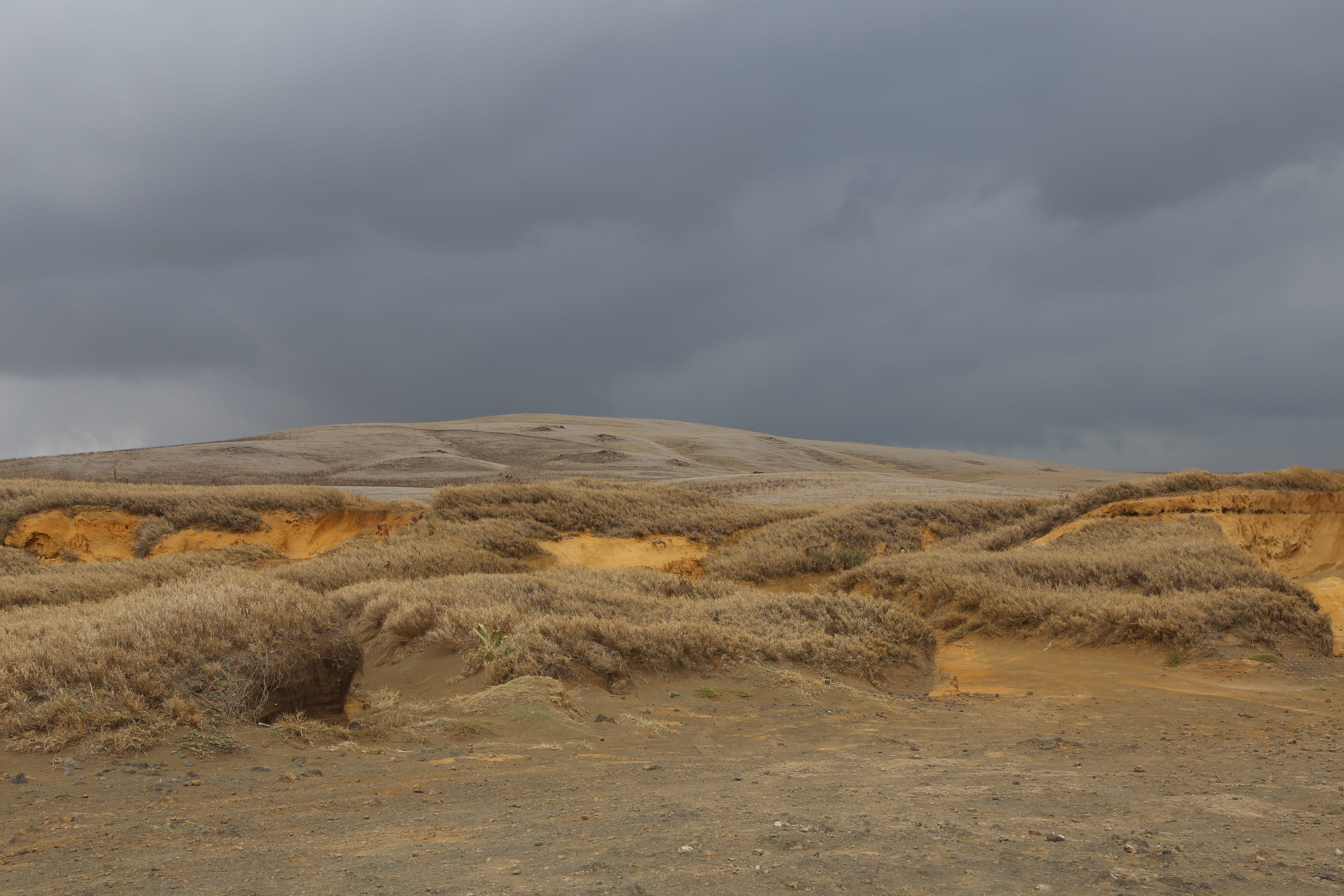 5K, horizon over land, dry, tranquility, outdoor, nature, cloud - Sky, mountain, knoll, semi-arid, no People, valley, cloudy, gray, brown, landscapes, HD Wallpaper