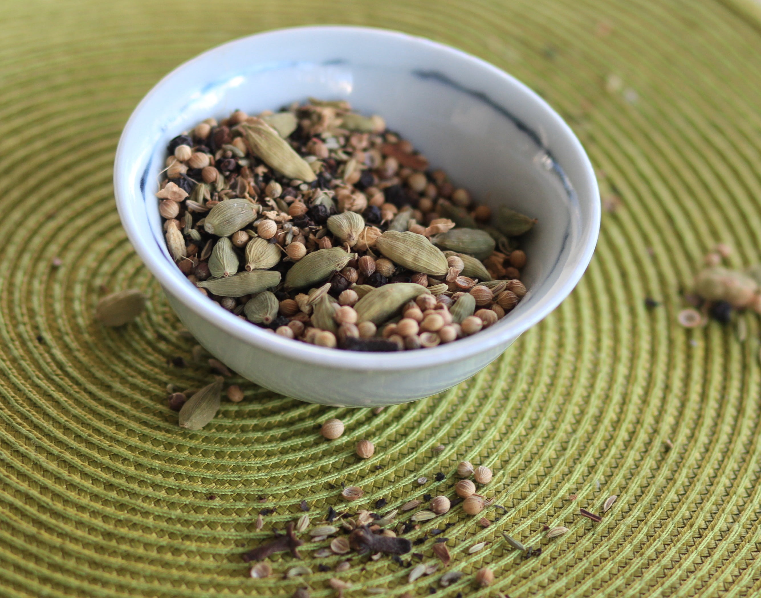indoors, cup, chai, freshness, close-up, tea, green, beverage, ceylon, spice, dried food, 2K, food, crockery, leaf, chinese, abundance, herb, no people, HD Wallpaper