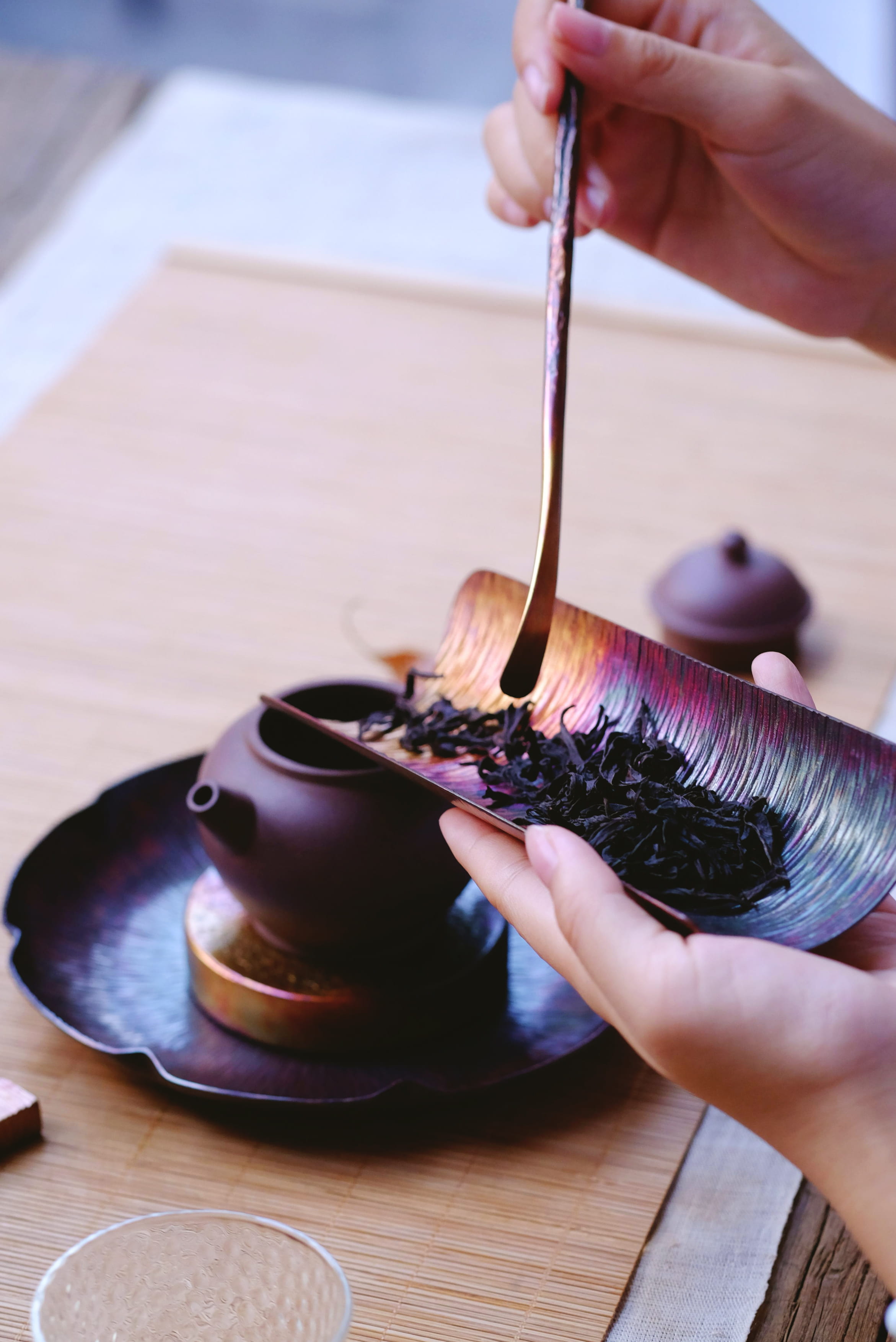 craft, loose leaf, focus on foreground, brass, plate, real people, human hand, human body part, paper, occupation, tea leaves, tool, person, 2K, purple, Phone HD Wallpaper