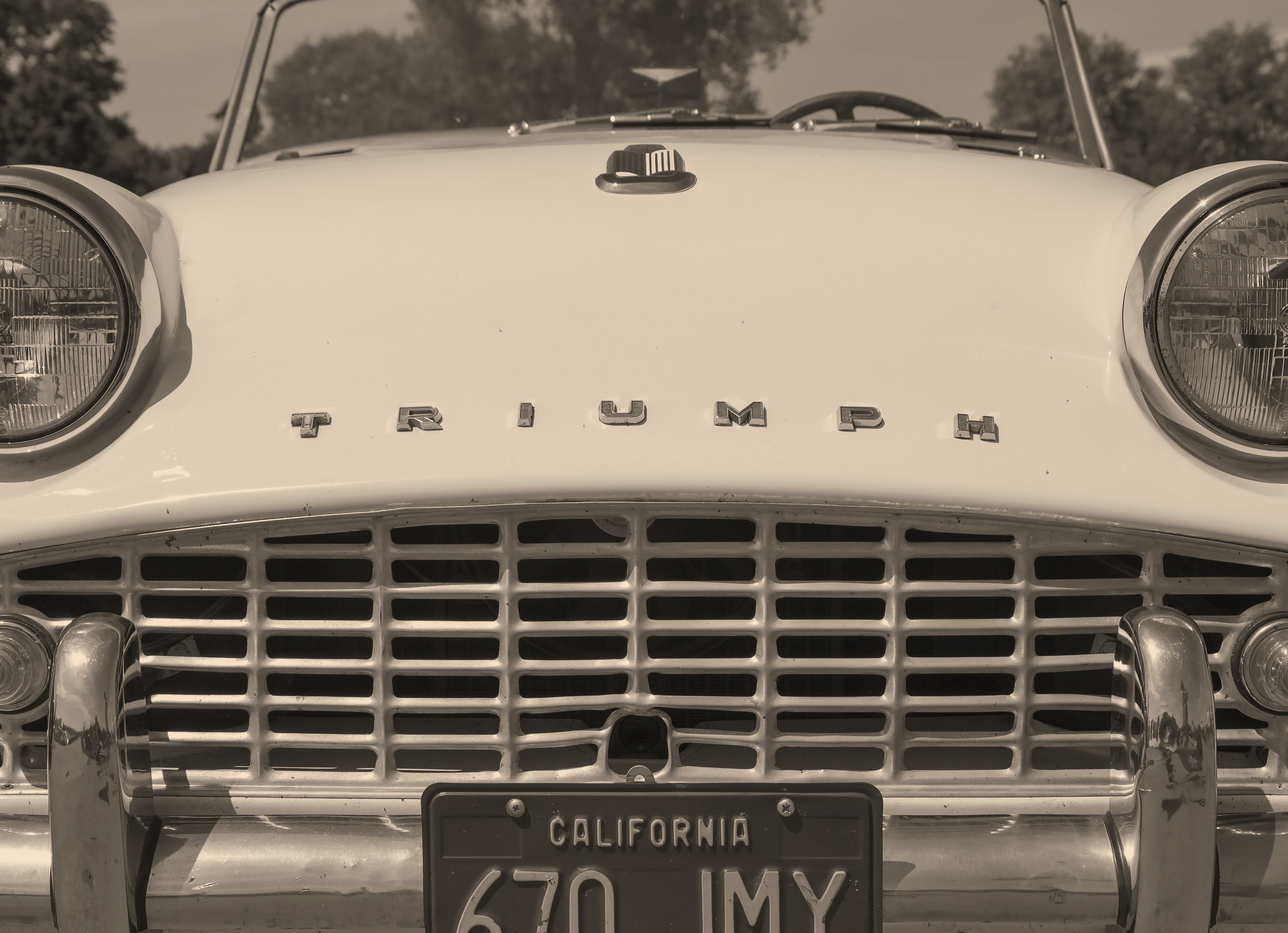 sign, outdoors, 2K, day, text, luxury, mode of transportation, communication, retro styled, travel, land vehicle, western script, old, headlight, vintage, HD Wallpaper