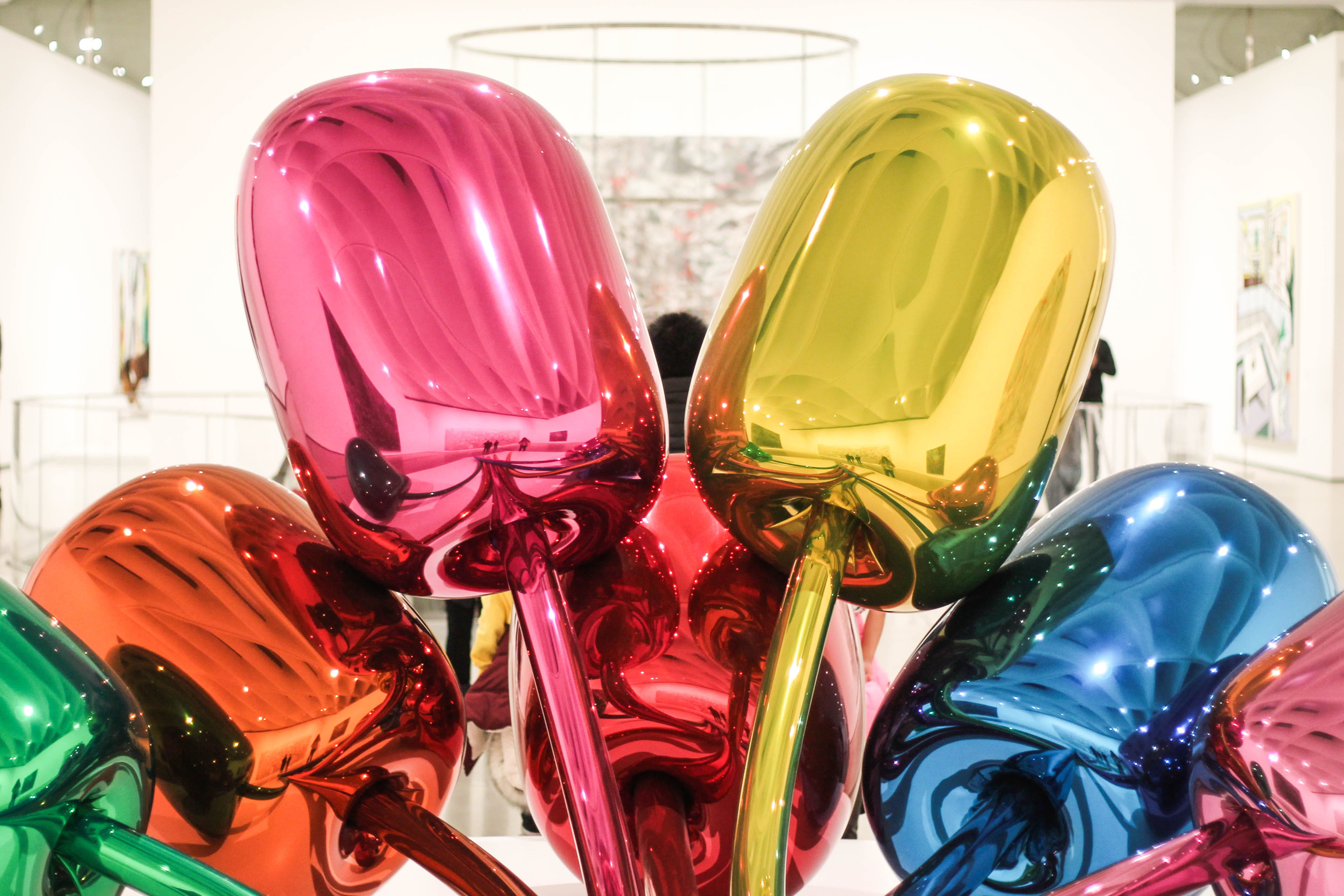 for sale, shiny, los angeles, close-up, Museum, plastic, 4K, glass - material, no people, Ballons, table, Jeff Koons, choice, the broad museum, Glass, HD Wallpaper