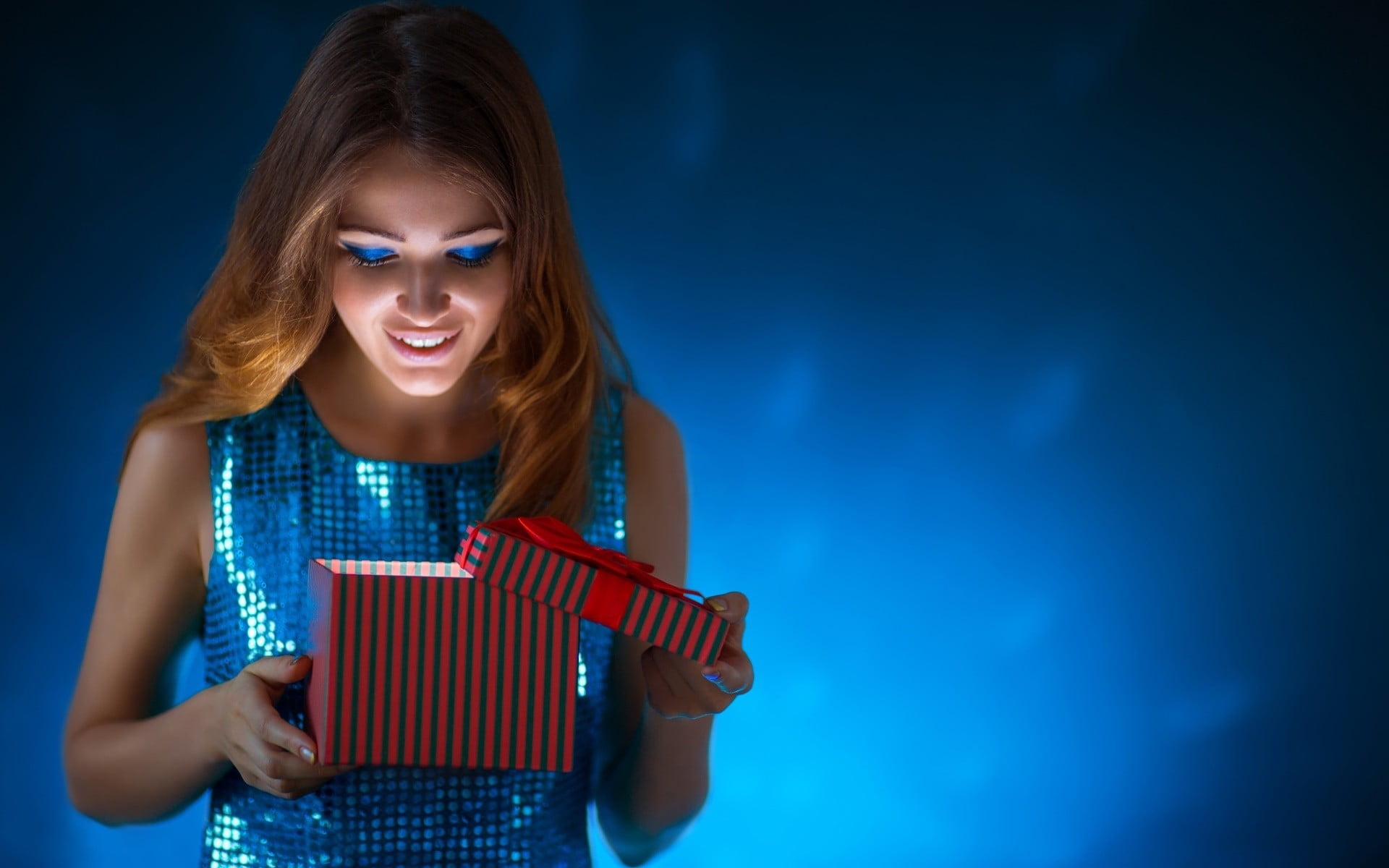 emotion, presents, waist up, gift box, blue, lifestyles, hairstyle, leisure activity, happiness, positive emotion, lights, teeth, blue background, indoors, HD Wallpaper