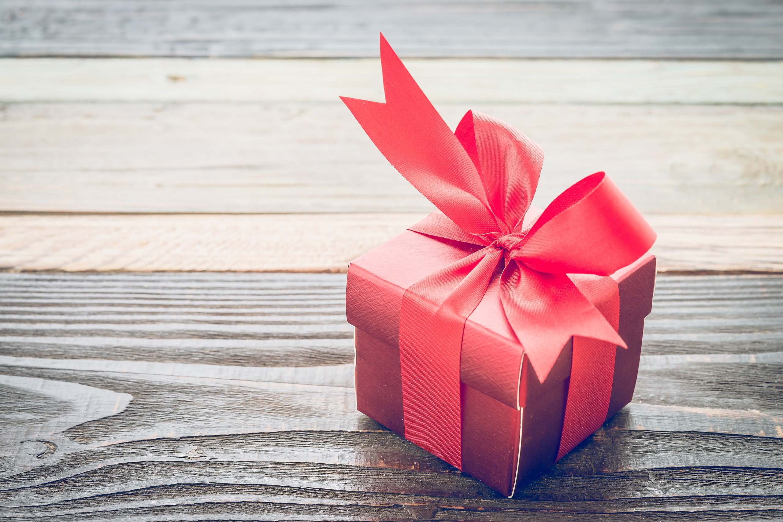 wooden surface, birthday, boxes, 2K, presents, HD Wallpaper