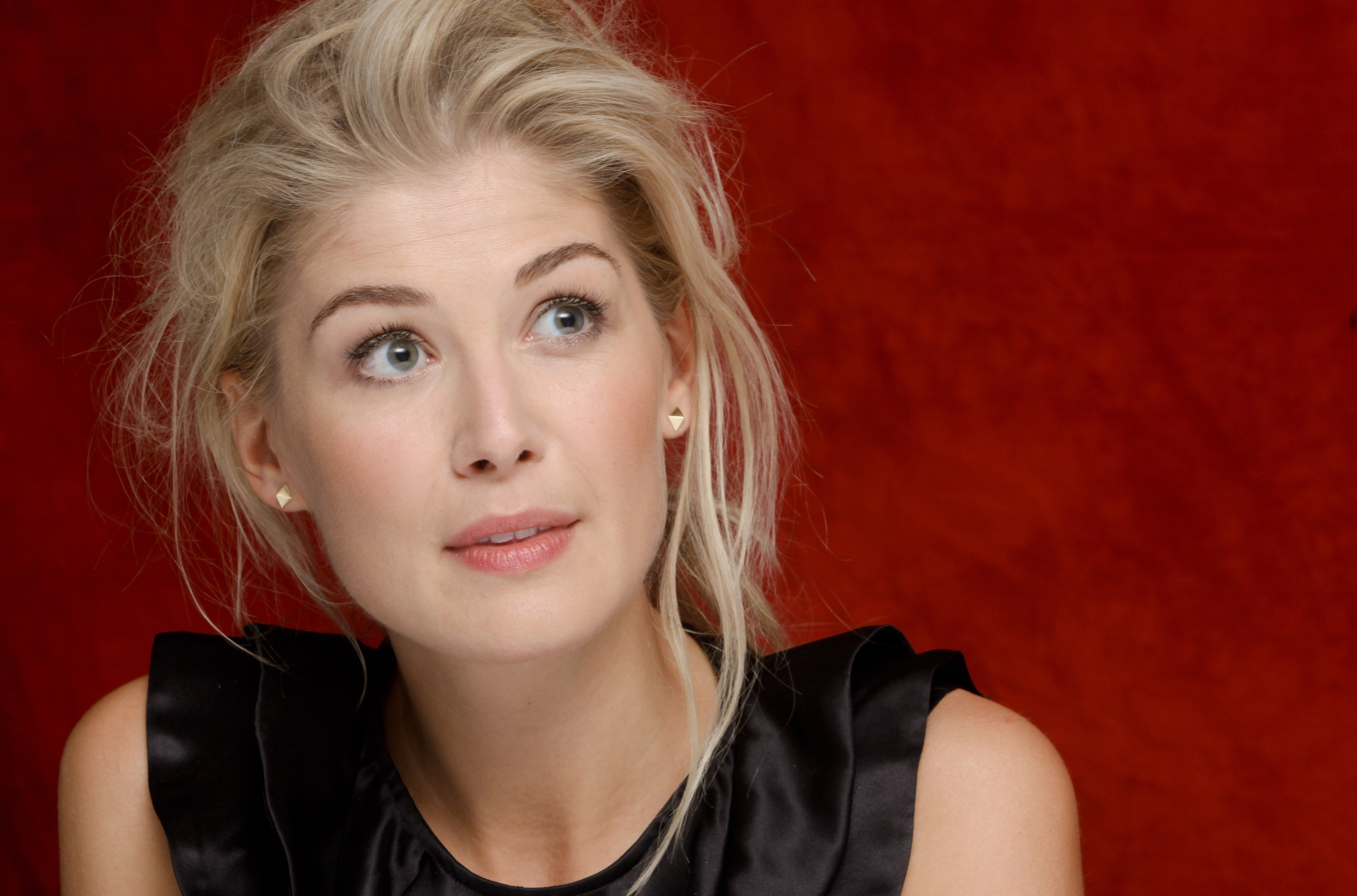 red, colored background, studio shot, hair, headshot, 4K, women, adult, rosamund pike 4k pc  hd, front view, beautiful people, red background, blond hair, HD Wallpaper