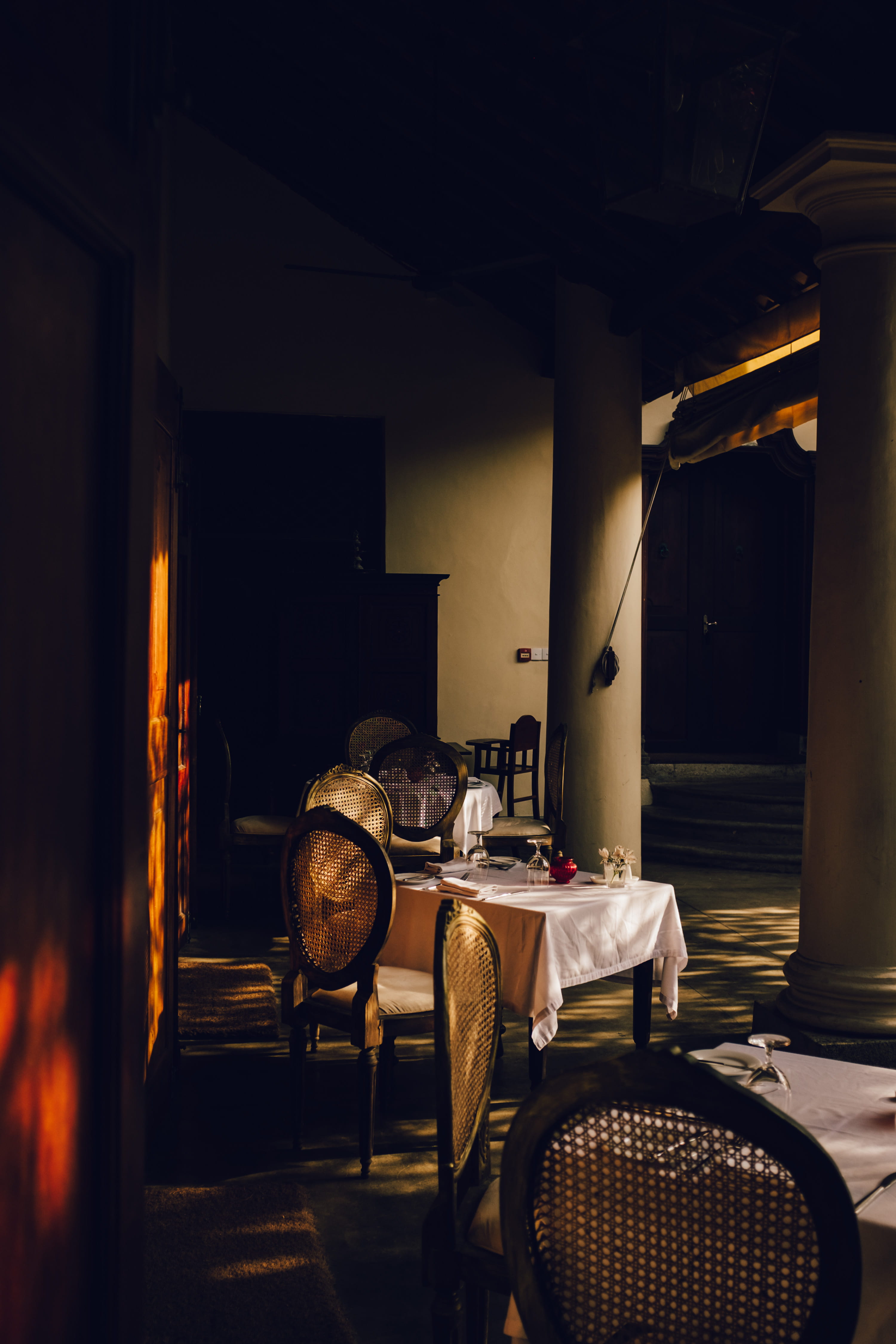 chairs, dining, evening, dinner, empty, near, sunlight, chair, 4K, seat, furniture, post, no people, cafe, indoors, illuminated, interior, bed, sunrise, Phone HD Wallpaper