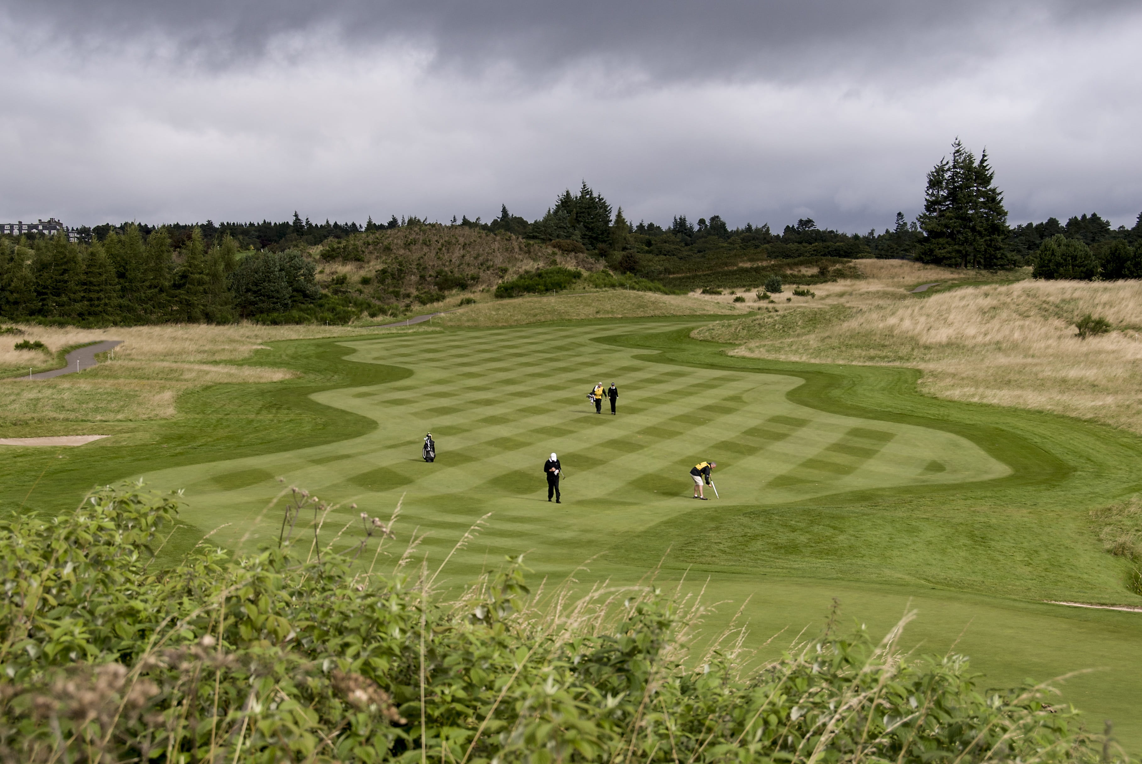 sky, club, men, bunker, green color, golf, pole, cloud - sky, whiskey, outdoors, flag, bottle, bag, course, competition, grass, championship, golf course, HD Wallpaper