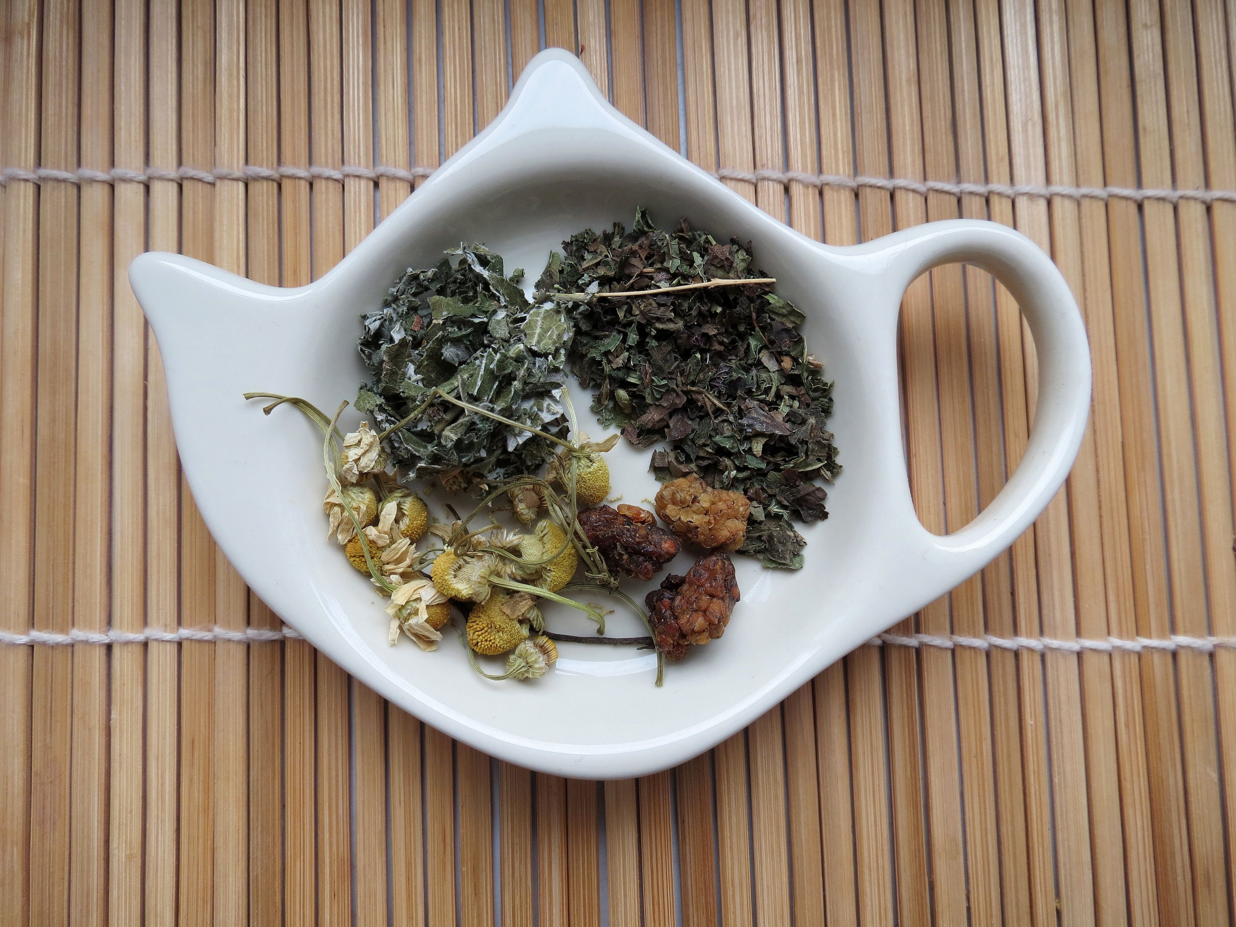 place mat, ready-to-eat, foliage, bamboo, herbs, wood - material, bowl, flowers, chamomile, meadow plant, directly above, green, indoors, herb, food, still life, HD Wallpaper