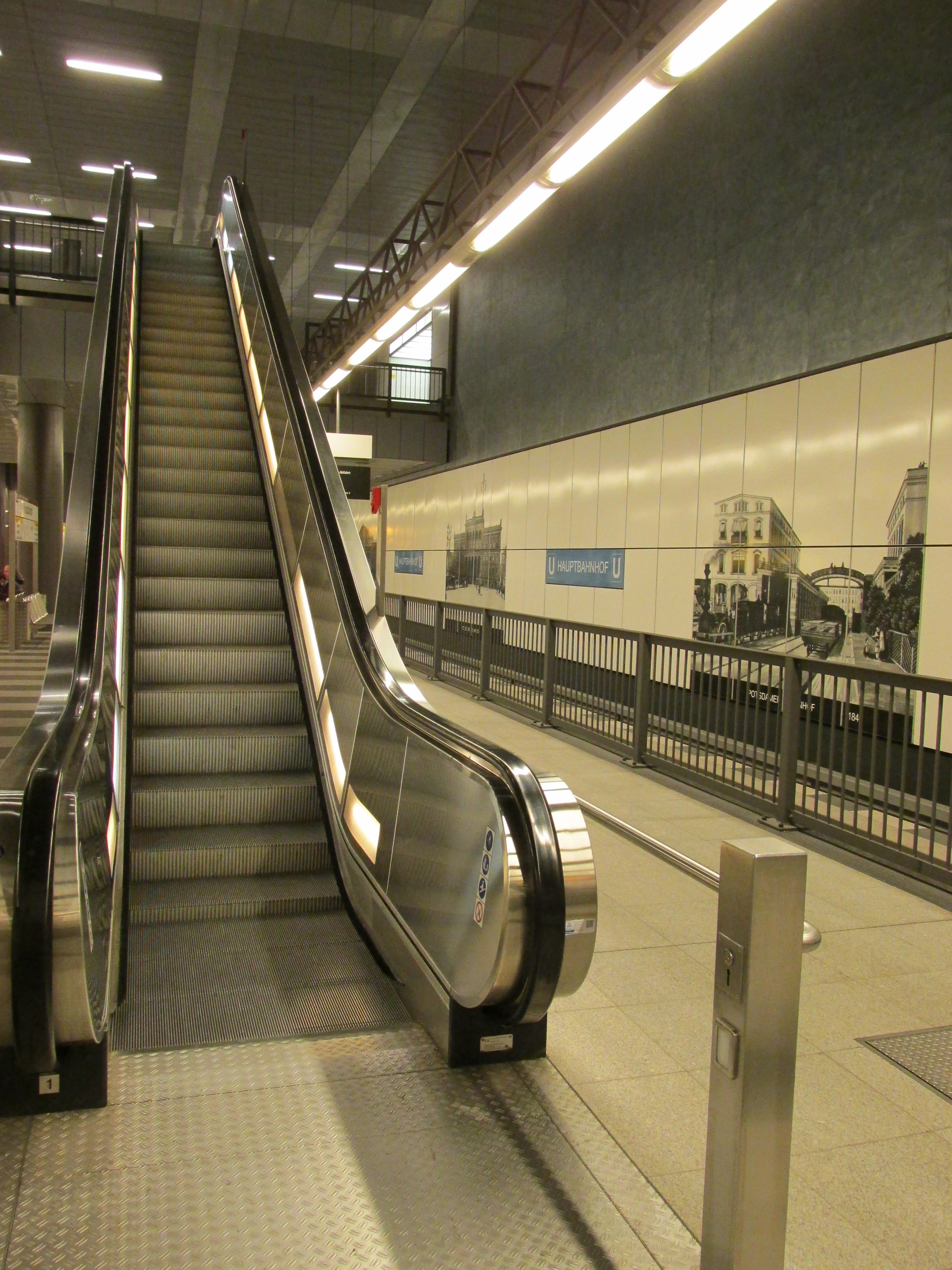 public transportation, movement, platform, modern, convenience, built structure, escalator, mode of transportation, passengers, steps and staircases, central station, Phone HD Wallpaper