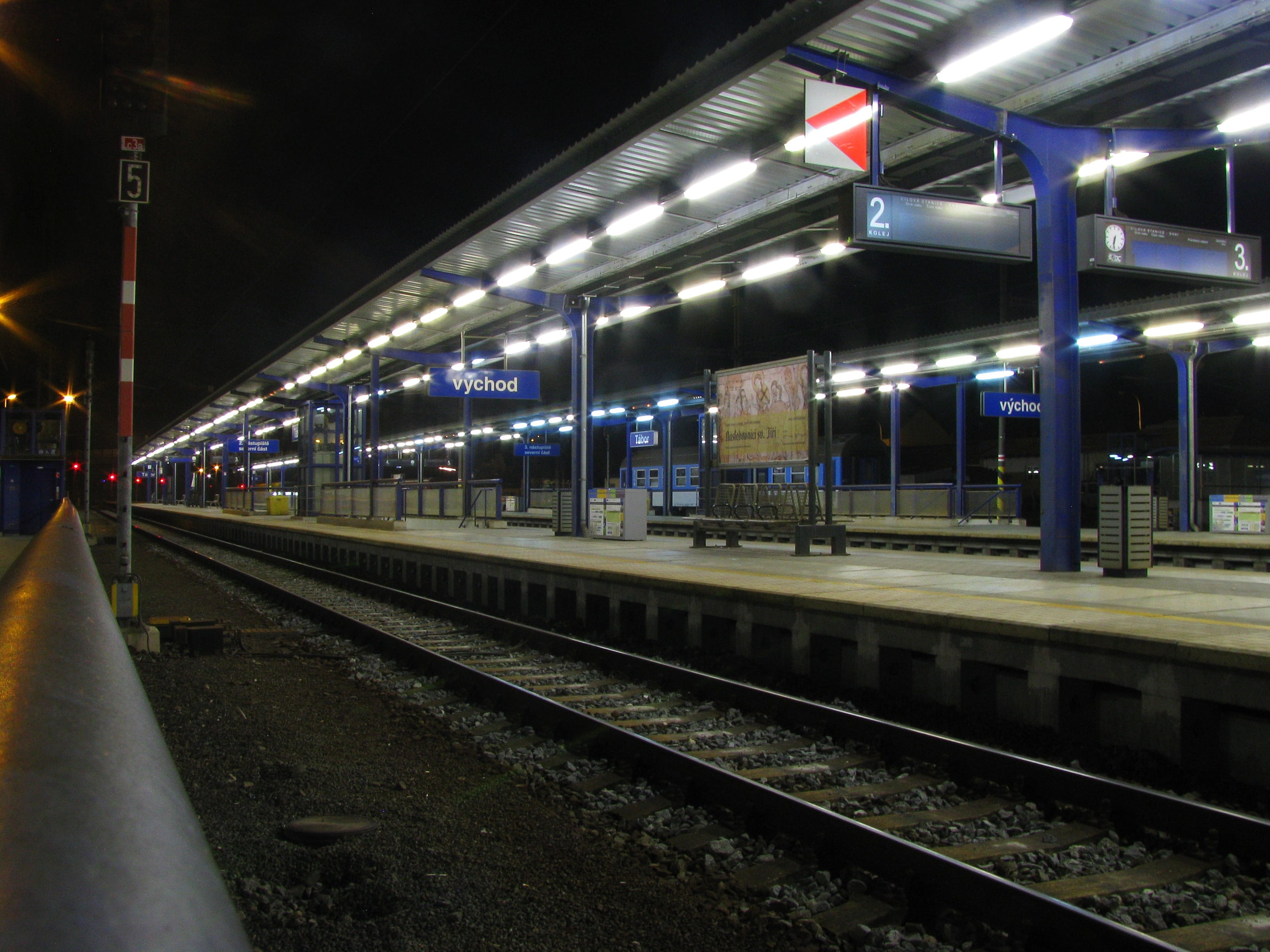 no people, light, mode of transportation, track, empty, Platform, train - vehicle, public transportation, architectural column, station, public means of transport, HD Wallpaper