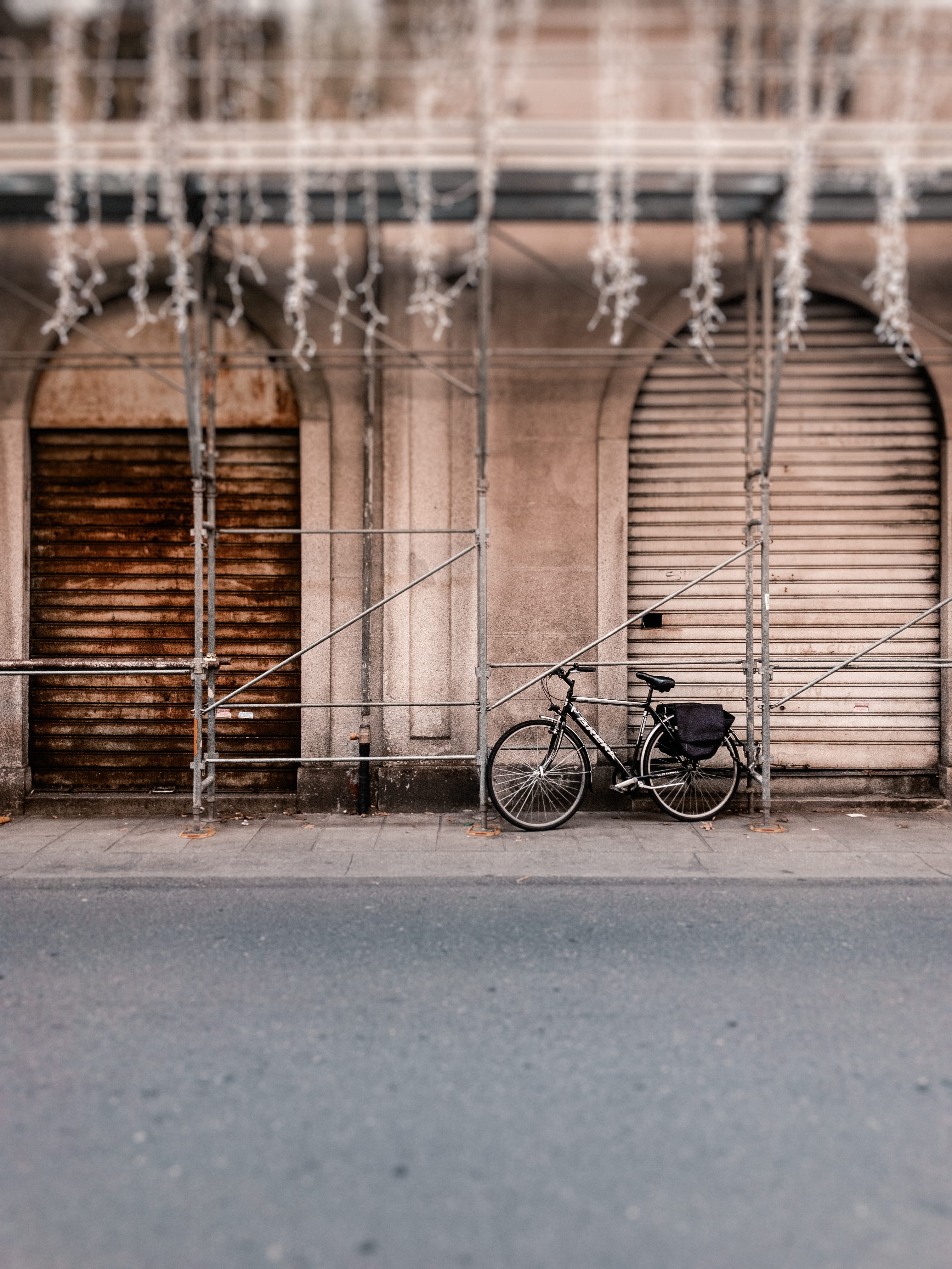 road, stationary, abandoned, outdoors, parking, bicycle, black, transportation, broken, mode of transportation, wheel, land vehicle, urban, tied up, transportation system, Phone HD Wallpaper