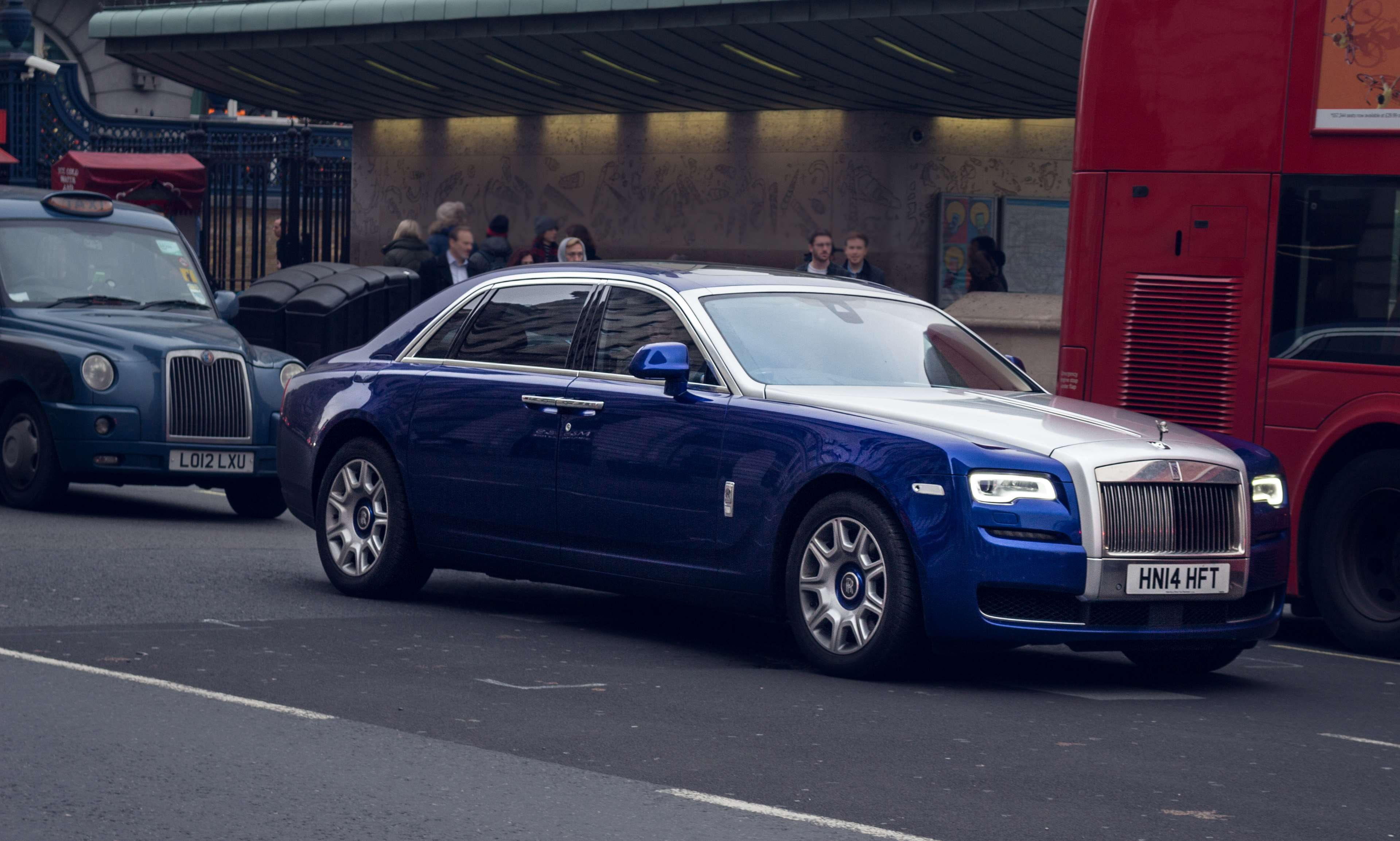 architecture, motor vehicle, transportation system, transportation, coupe, incidental people, automotive, action, vehicles, road, day, asphalt, rolls royce, HD Wallpaper
