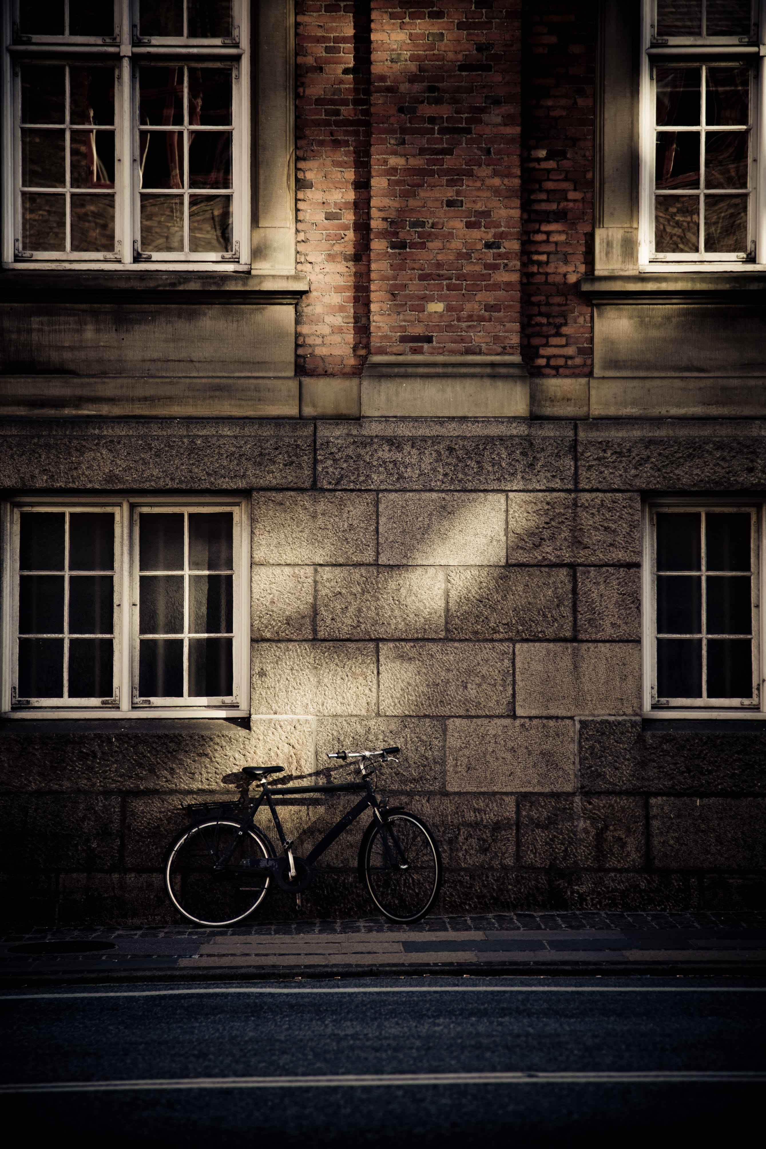 mode of transportation, urban Scene, day, land vehicle, transportation, 4K, bike, city, built structure, Bicycle, side view, concrete, gray, sidewalk, Phone HD Wallpaper