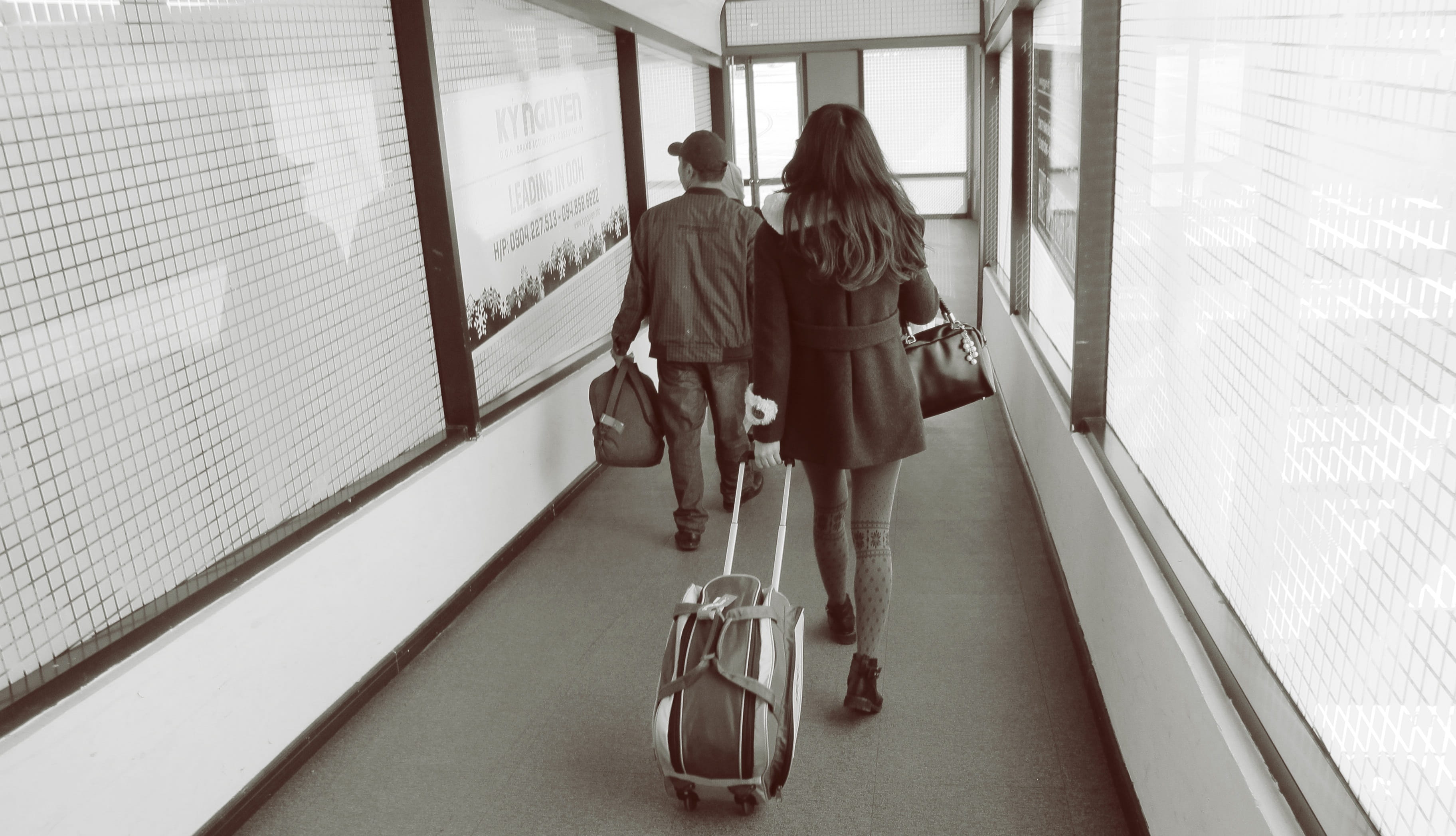 indoors, passenger, traveler, on the move, arrival, lifestyles, casual clothing, built structure, station, group of people, flight, airport lounge, adult, HD Wallpaper