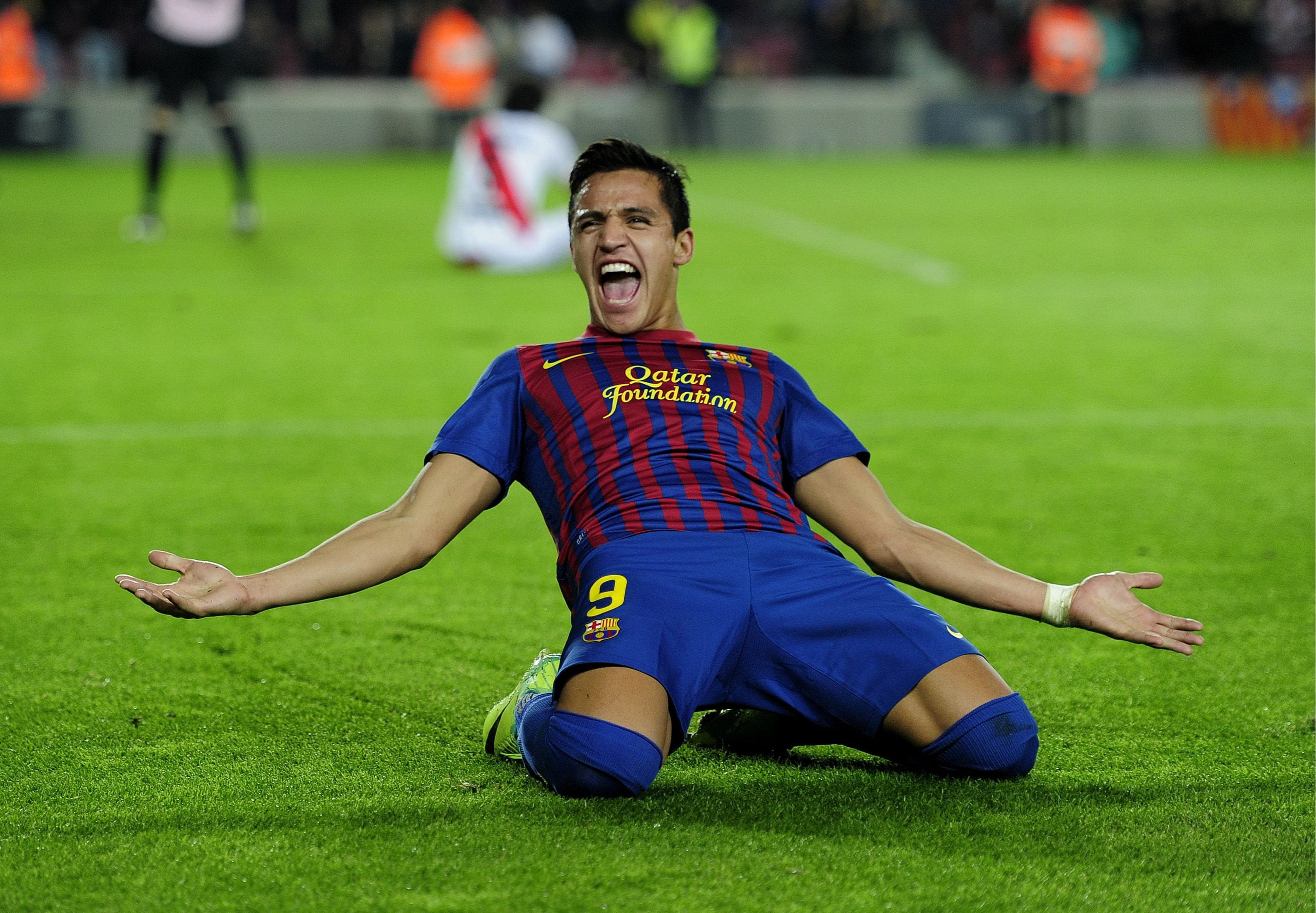 nature, front view, s, soccer, human arm, green color, Barcelona, sanches, Alexis Sanchez, outdoors, airways, grass, sports clothing, focus on foreground, HD Wallpaper