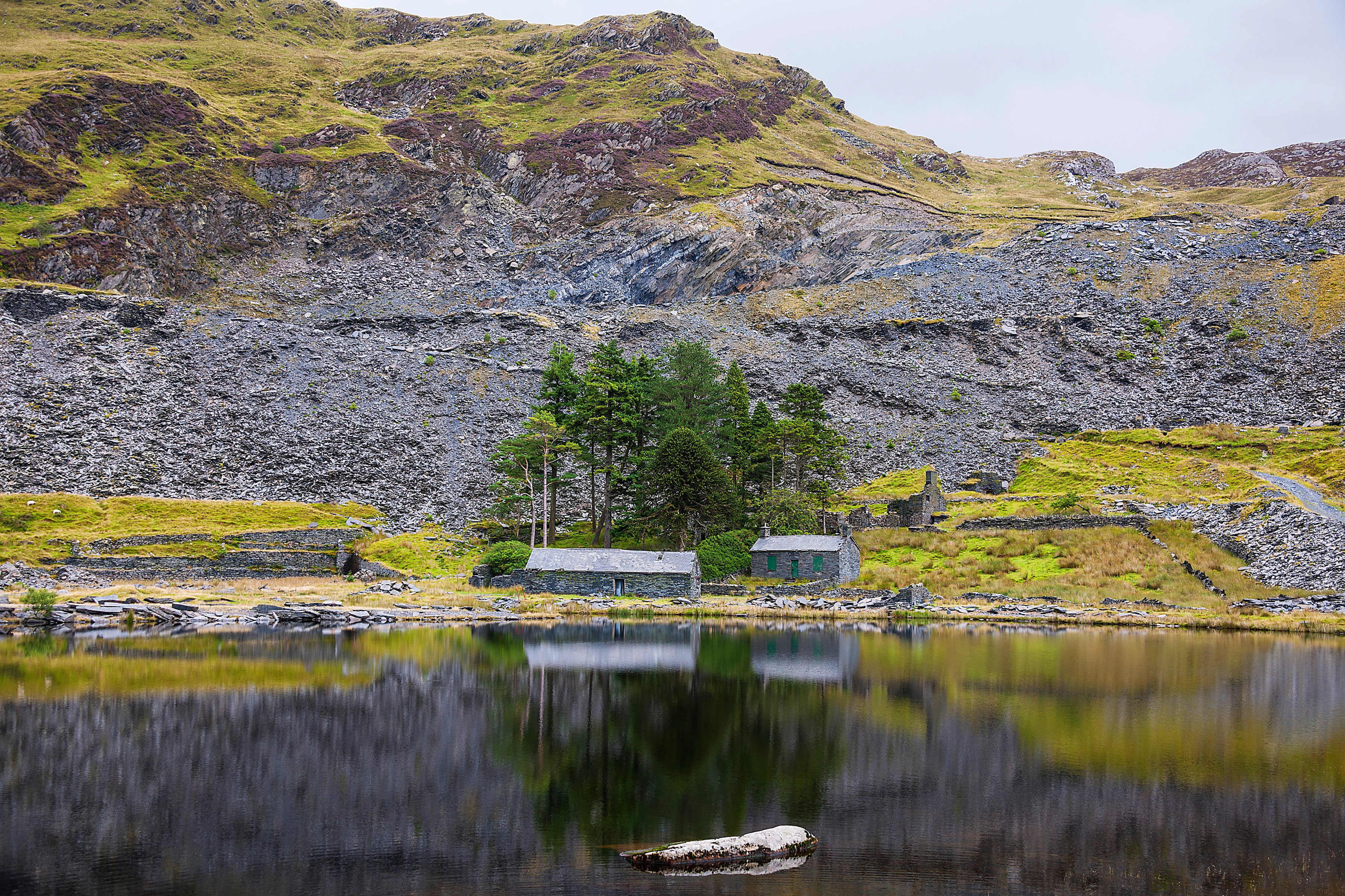 house, GB, grass, green, concrete, reflection, trees, Snowdonia, lake, sky, rocks, grey, river, 2K, slope, mountains, HD Wallpaper