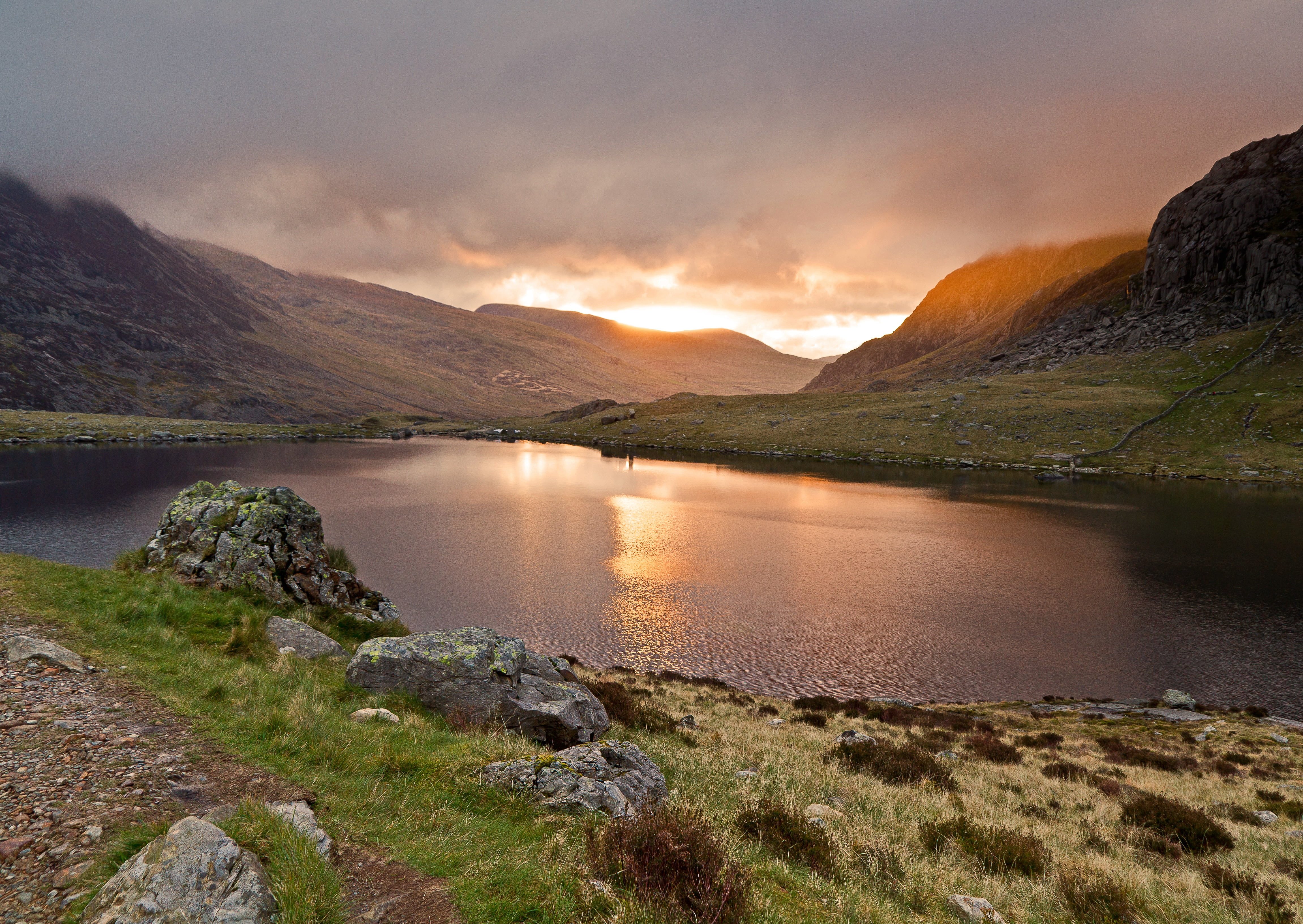 glow, lake, early, serenity, summer, daytime, rugged, water, lake dawn, scenic, llyn idwal, sunrise, romantic sky, tranquil scene, park, dawn, sun, shine, HD Wallpaper