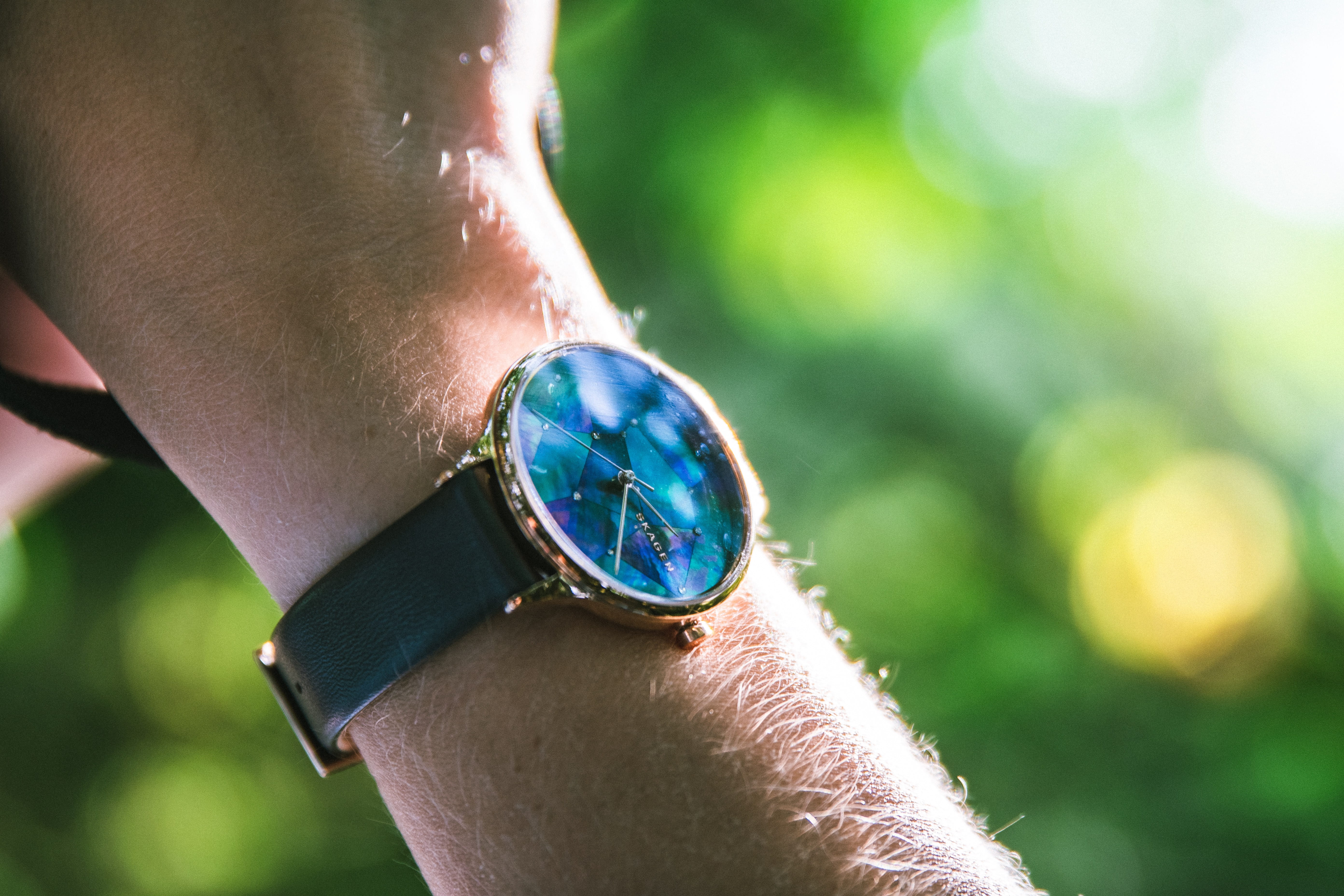 unrecognizable person, summer, accessories, trees, close-up, watch, round, outdoors, wristwatch, human body part, leather, jewelry, human limb, adult, sun, HD Wallpaper