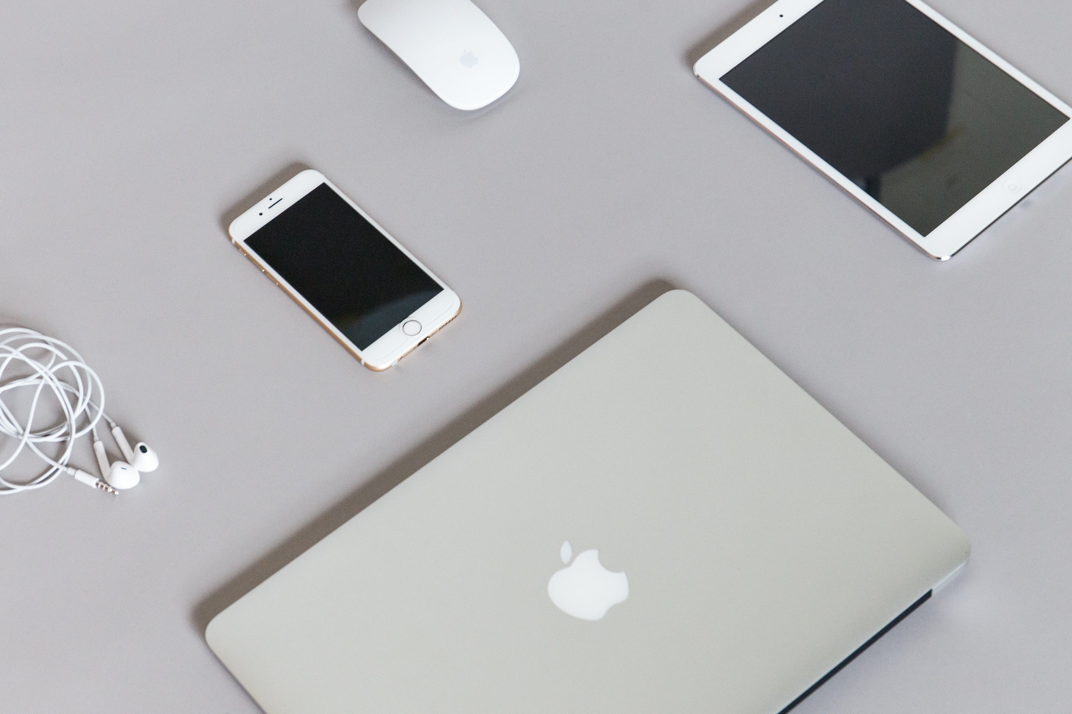 white color, screen, digital tablet, communication, macbook, magic, tablet, music, laptop, cell phone, smart phone, mobile, table, close-up, apple, technology, HD Wallpaper