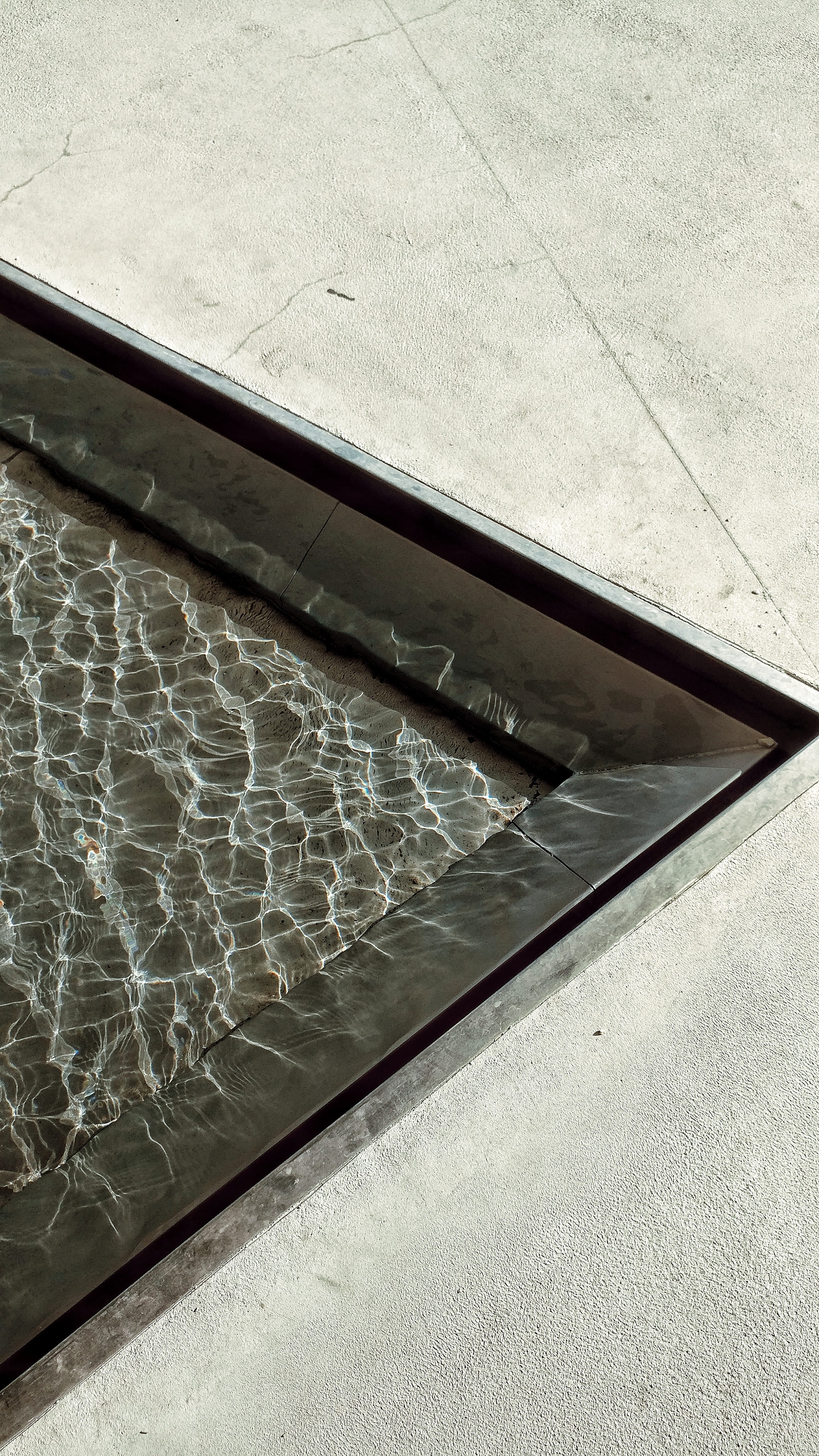 4K, footpath, tiled floor, water, concrete, musée, simple, metal, transparent, outdoors, musée des confluence, béton, contenu, design, minimalism, close-up, Phone HD Wallpaper