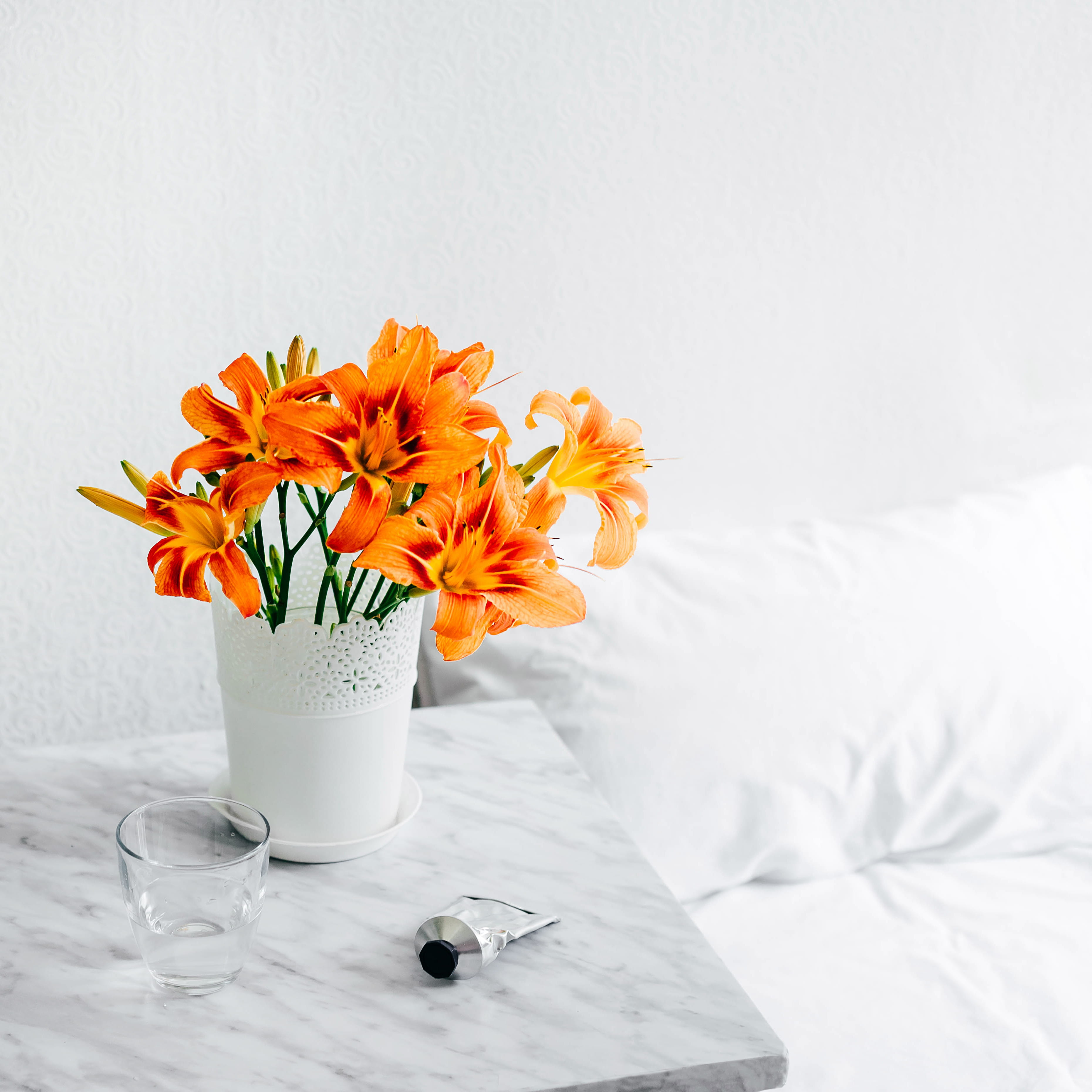 vase, drinking glass, household equipment, refreshment, cup, 2K, flower, furniture, white, flower arrangement, food and drink, glass, decoration, Phone HD Wallpaper